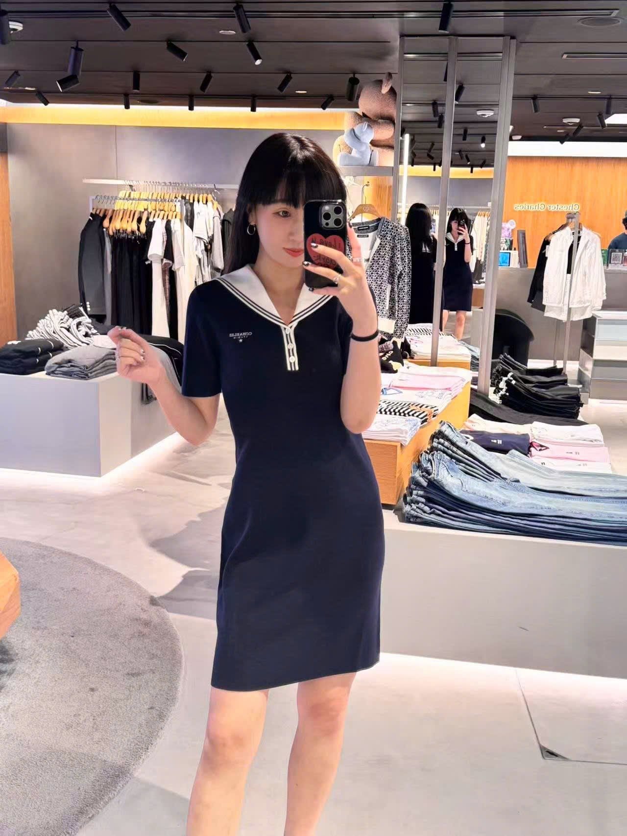  1.Váy thủy thủ xanh navy, cổ V trắng 