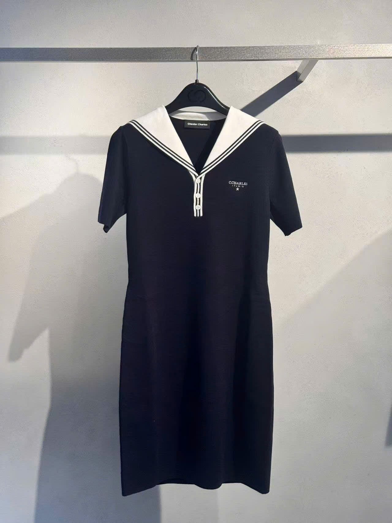  1.Váy thủy thủ xanh navy, cổ V trắng 