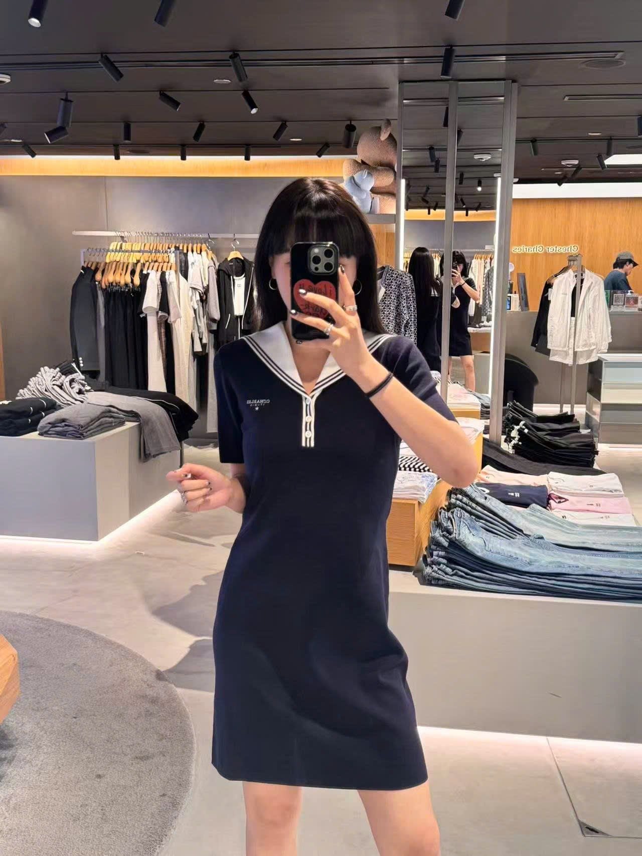  1.Váy thủy thủ xanh navy, cổ V trắng 