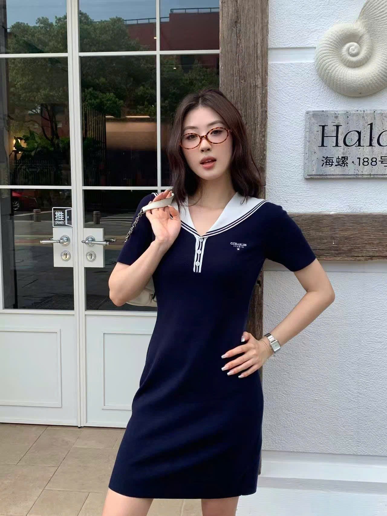  1.Váy thủy thủ xanh navy, cổ V trắng 