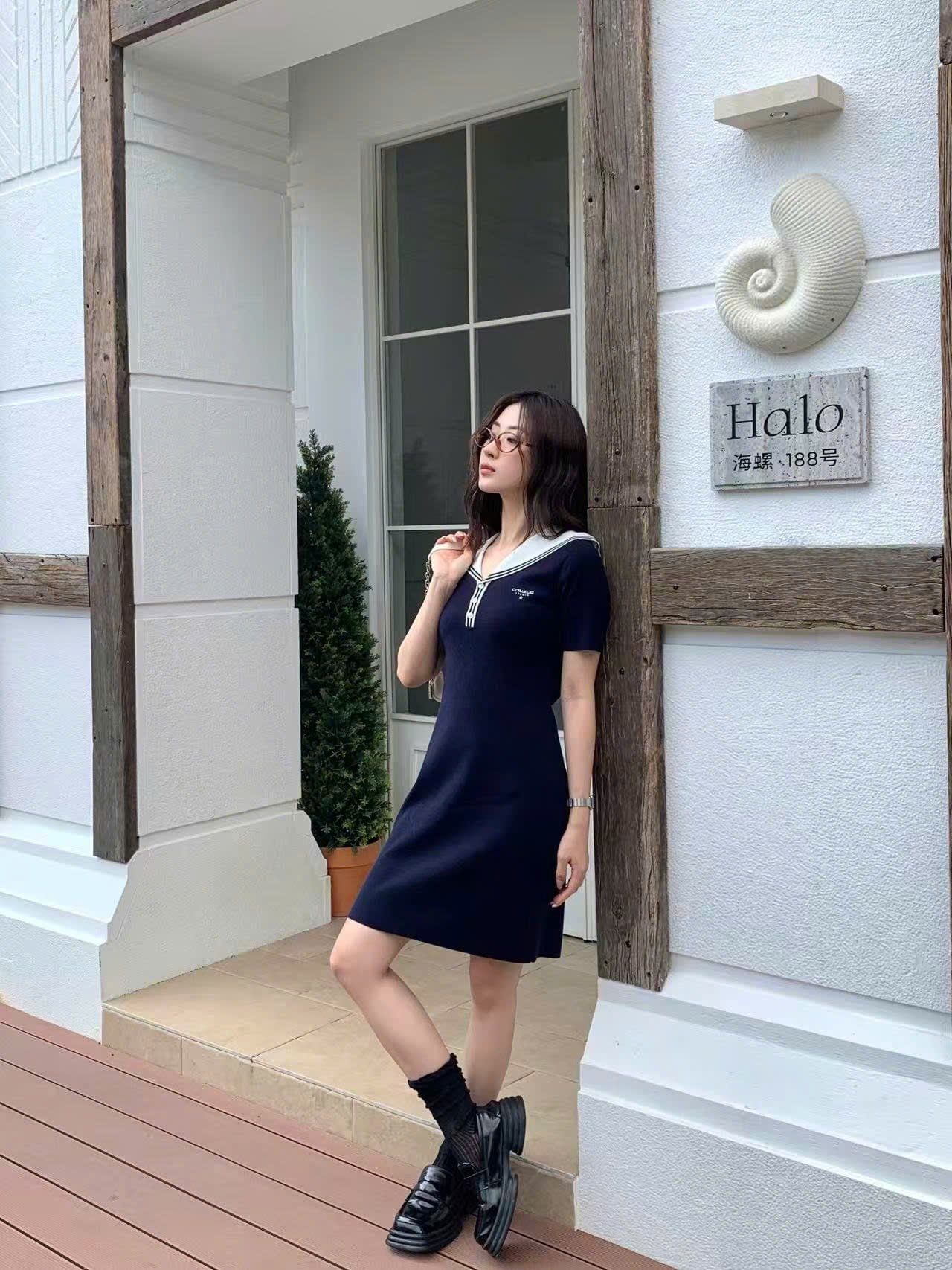  1.Váy thủy thủ xanh navy, cổ V trắng 