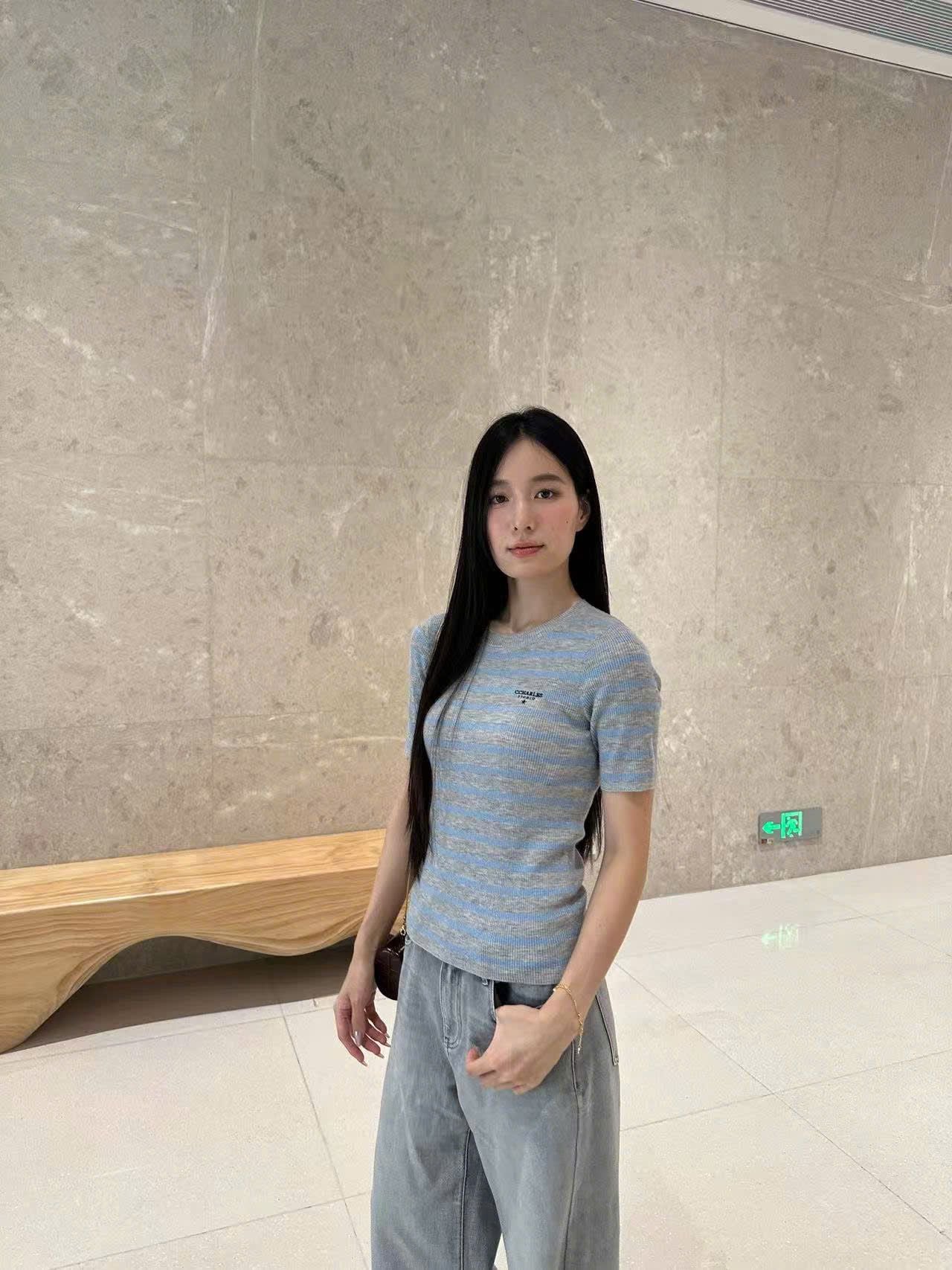  Áo xám kẻ xanh, logo chữ đen nhỏ 