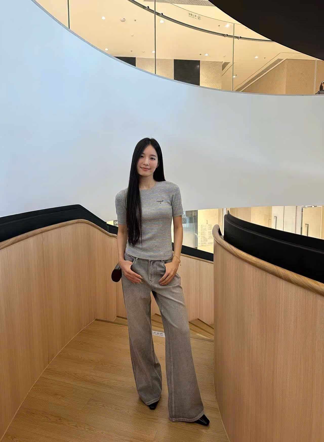  Áo xám kẻ xanh, logo chữ đen nhỏ 