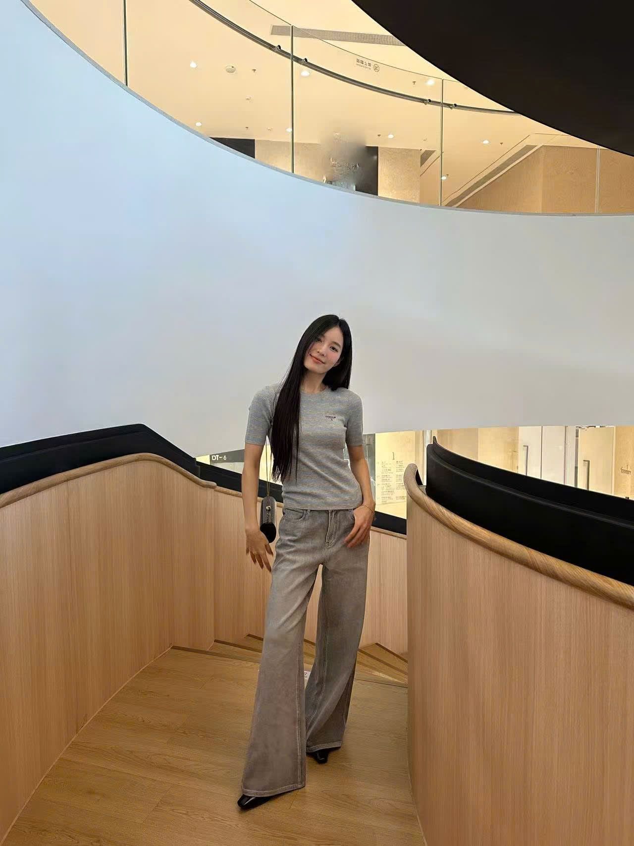  Áo xám kẻ xanh, logo chữ đen nhỏ 