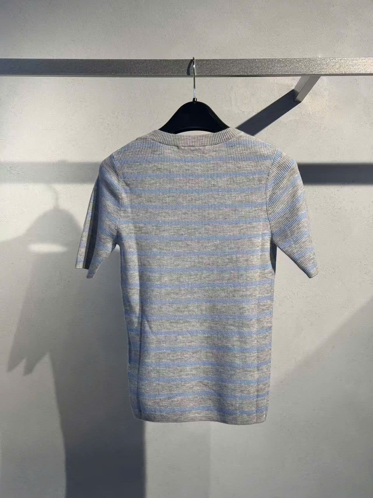  Áo xám kẻ xanh, logo chữ đen nhỏ 