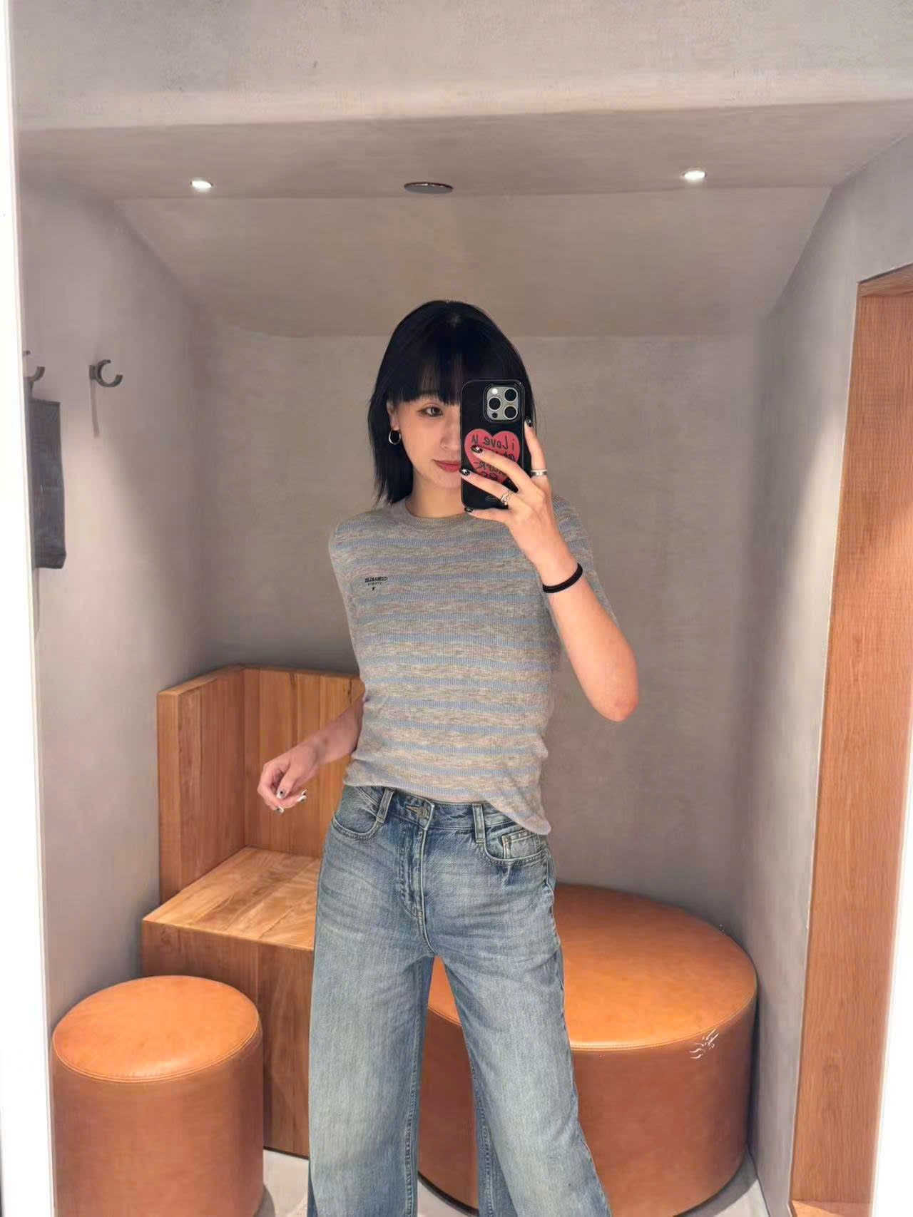  Áo xám kẻ xanh, logo chữ đen nhỏ 