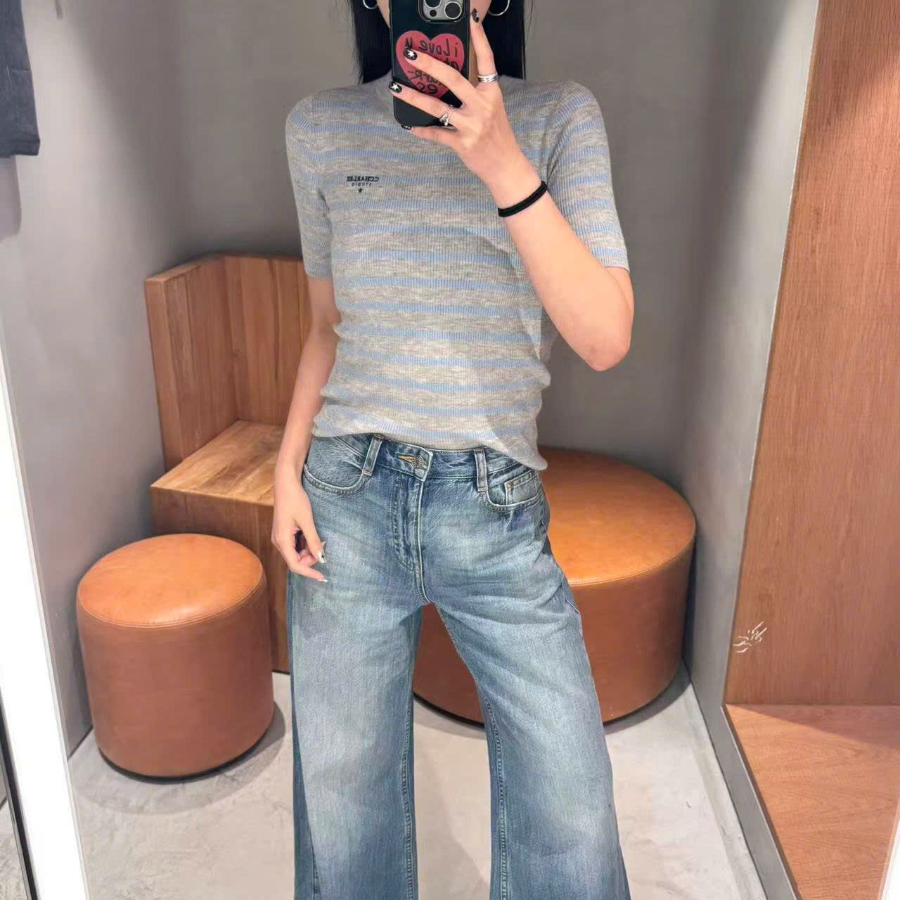  Áo xám kẻ xanh, logo chữ đen nhỏ 