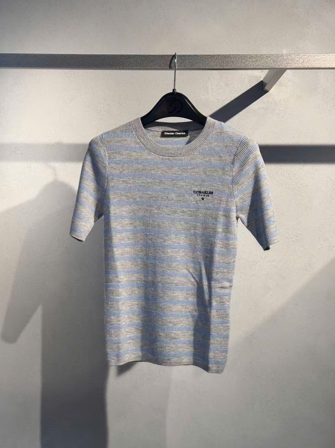  Áo xám kẻ xanh, logo chữ đen nhỏ 