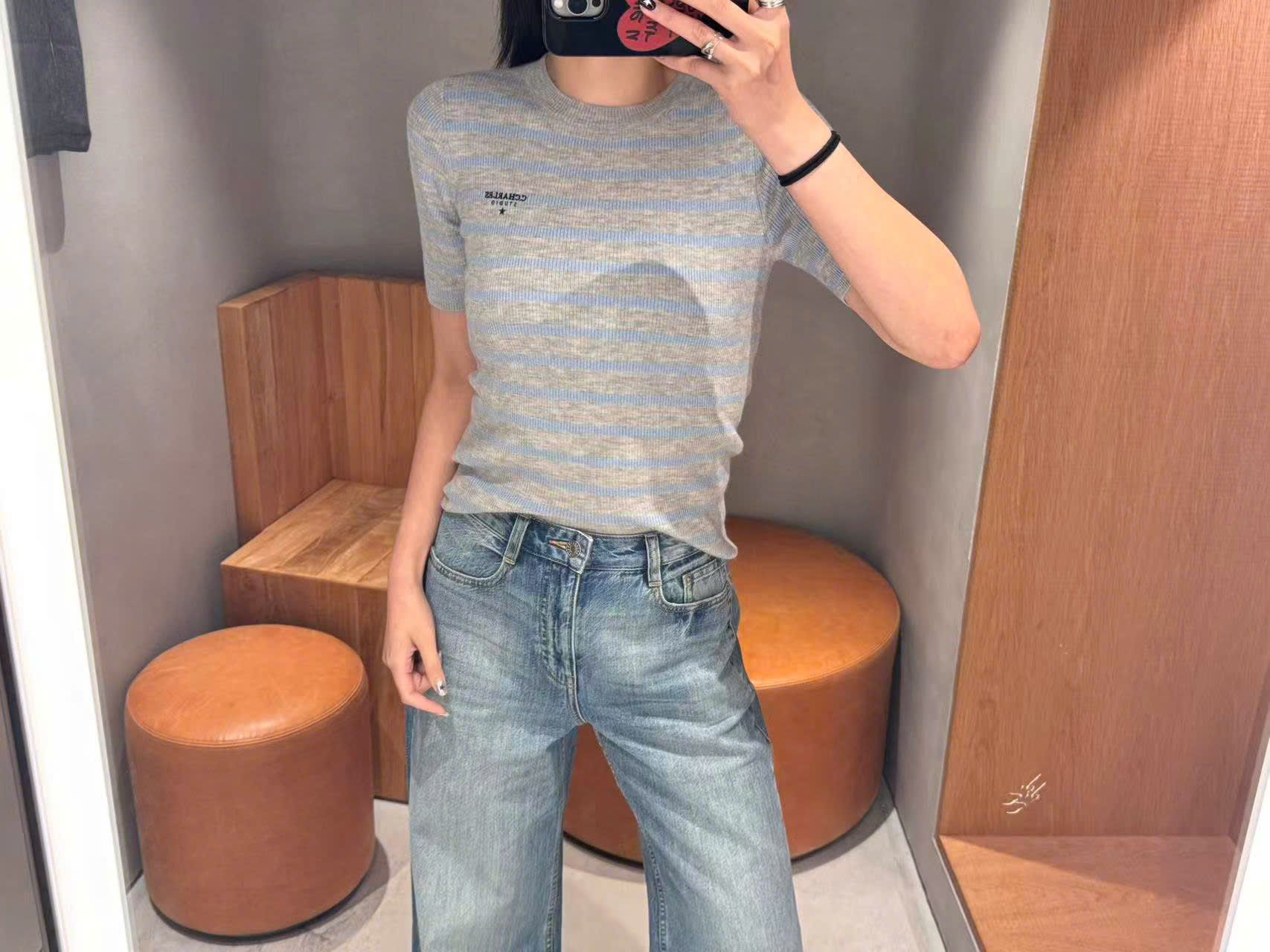  Áo xám kẻ xanh, logo chữ đen nhỏ 