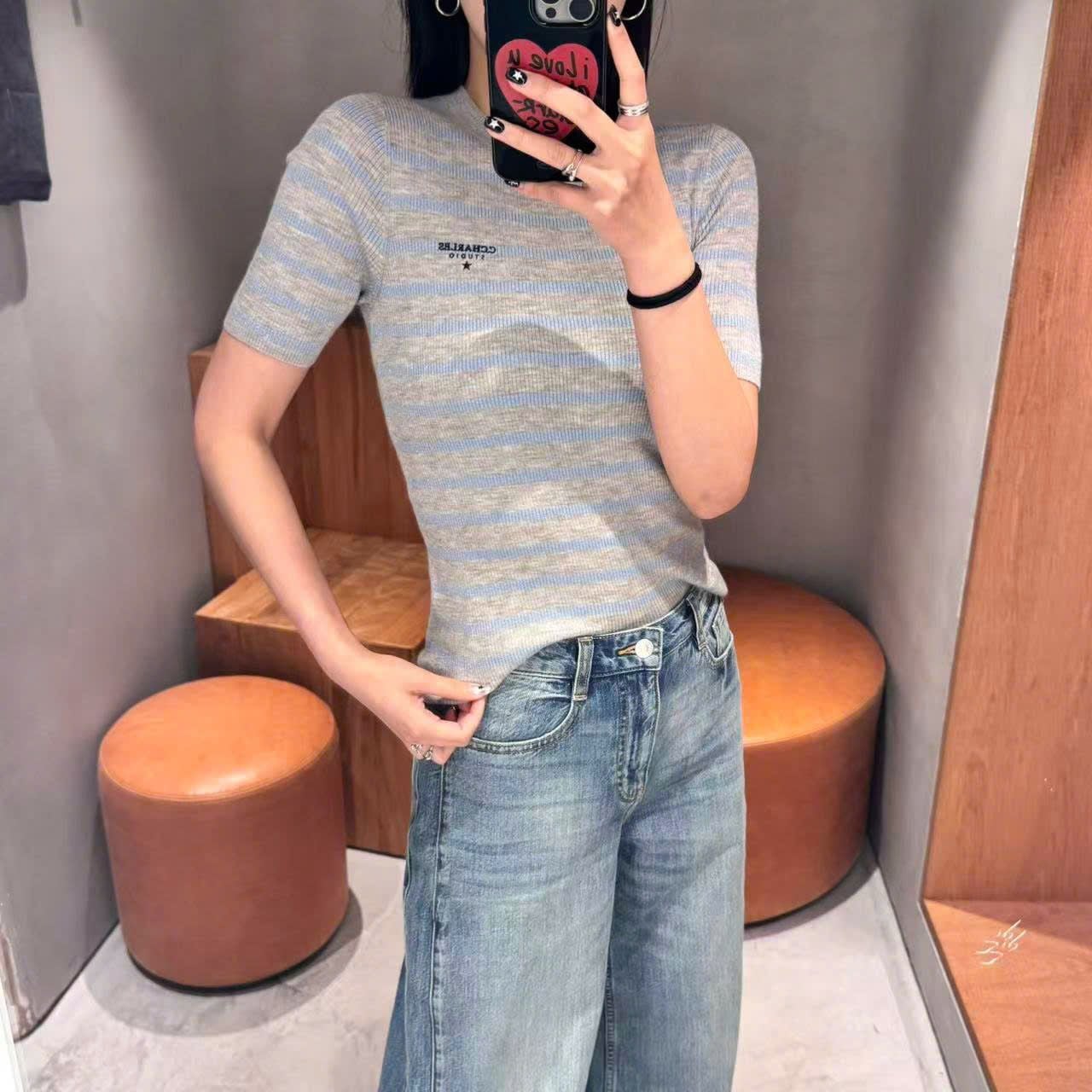  Áo xám kẻ xanh, logo chữ đen nhỏ 