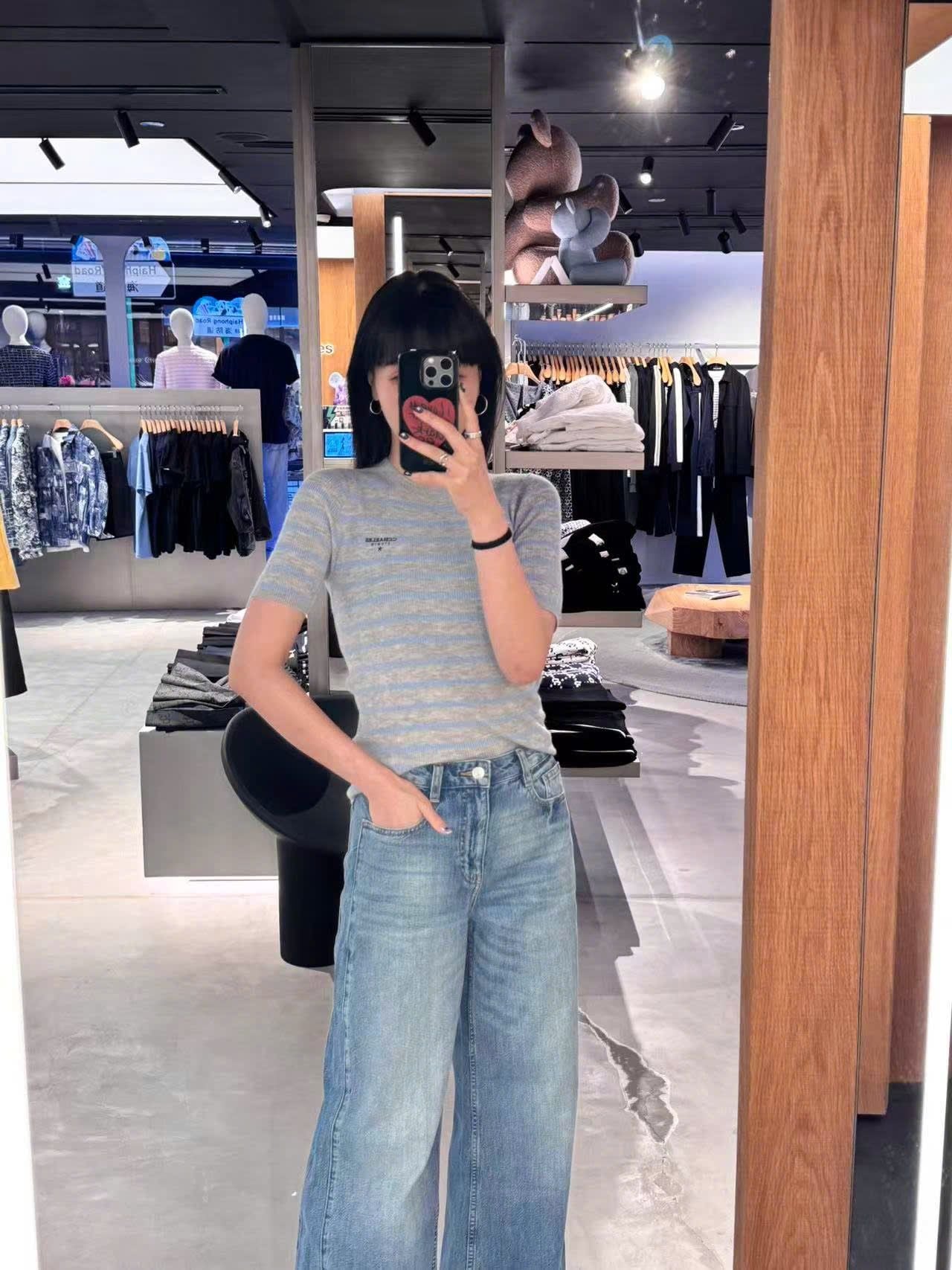  Áo xám kẻ xanh, logo chữ đen nhỏ 