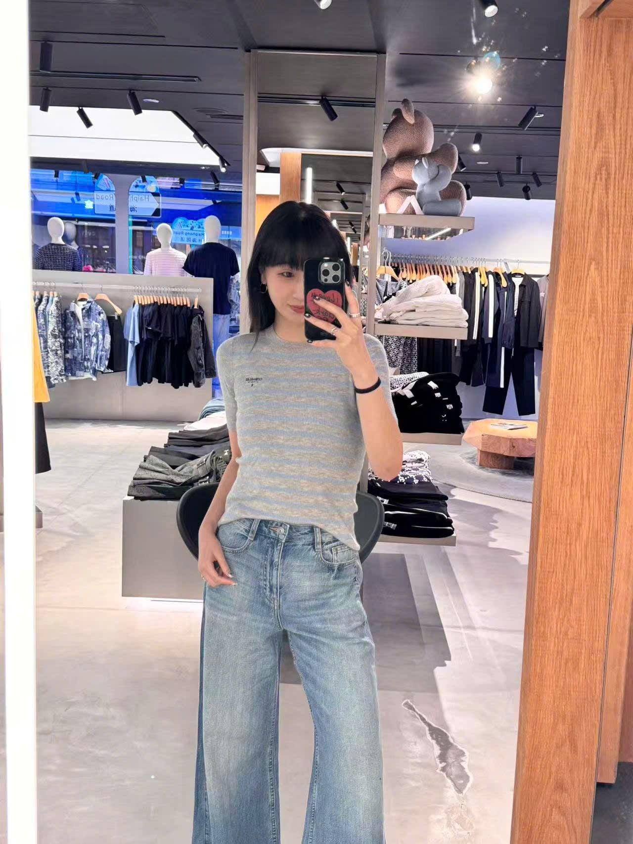  Áo xám kẻ xanh, logo chữ đen nhỏ 