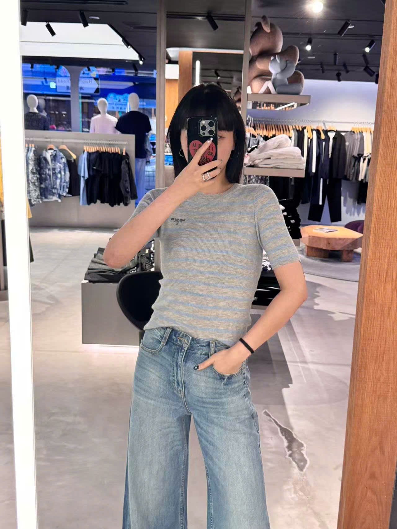  Áo xám kẻ xanh, logo chữ đen nhỏ 