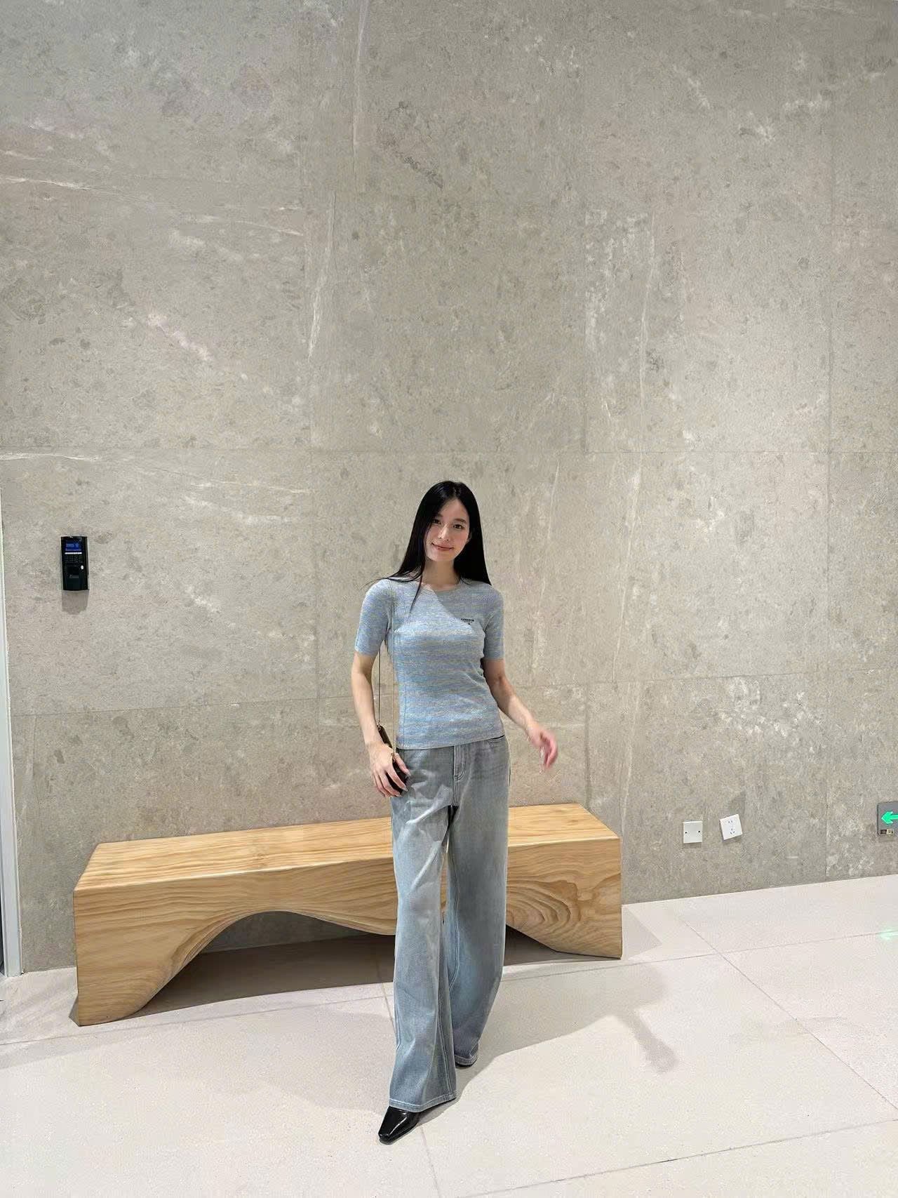  Áo xám kẻ xanh, logo chữ đen nhỏ 