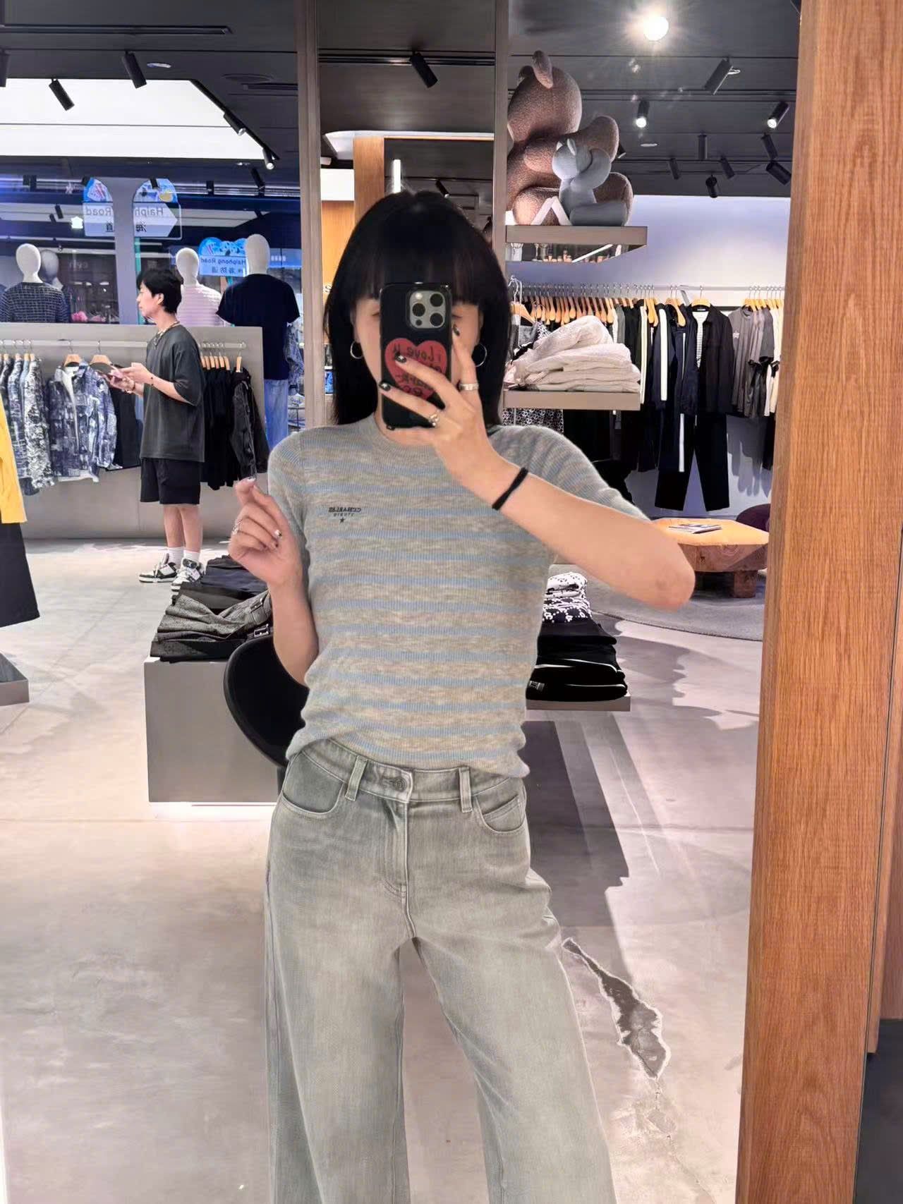  Áo xám kẻ xanh, logo chữ đen nhỏ 