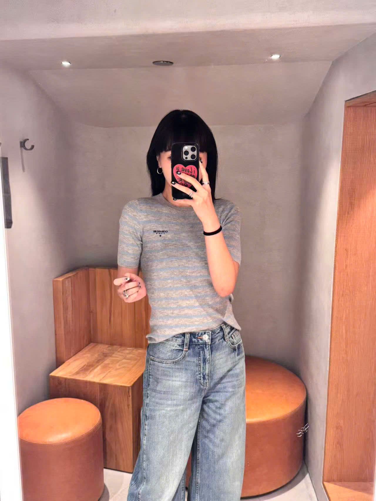  Áo xám kẻ xanh, logo chữ đen nhỏ 