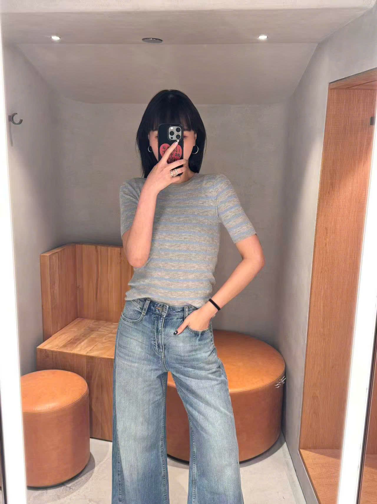  Áo xám kẻ xanh, logo chữ đen nhỏ 