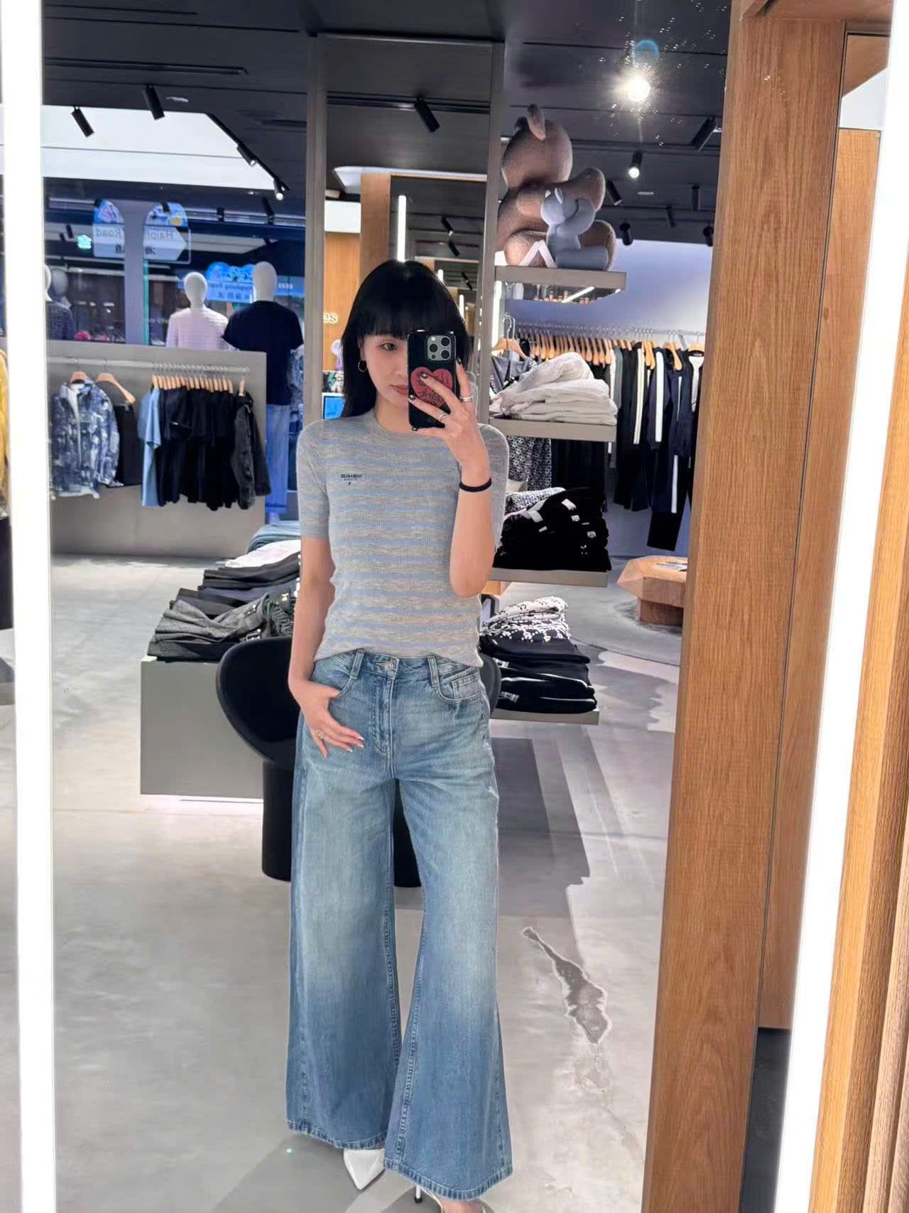  Áo xám kẻ xanh, logo chữ đen nhỏ 