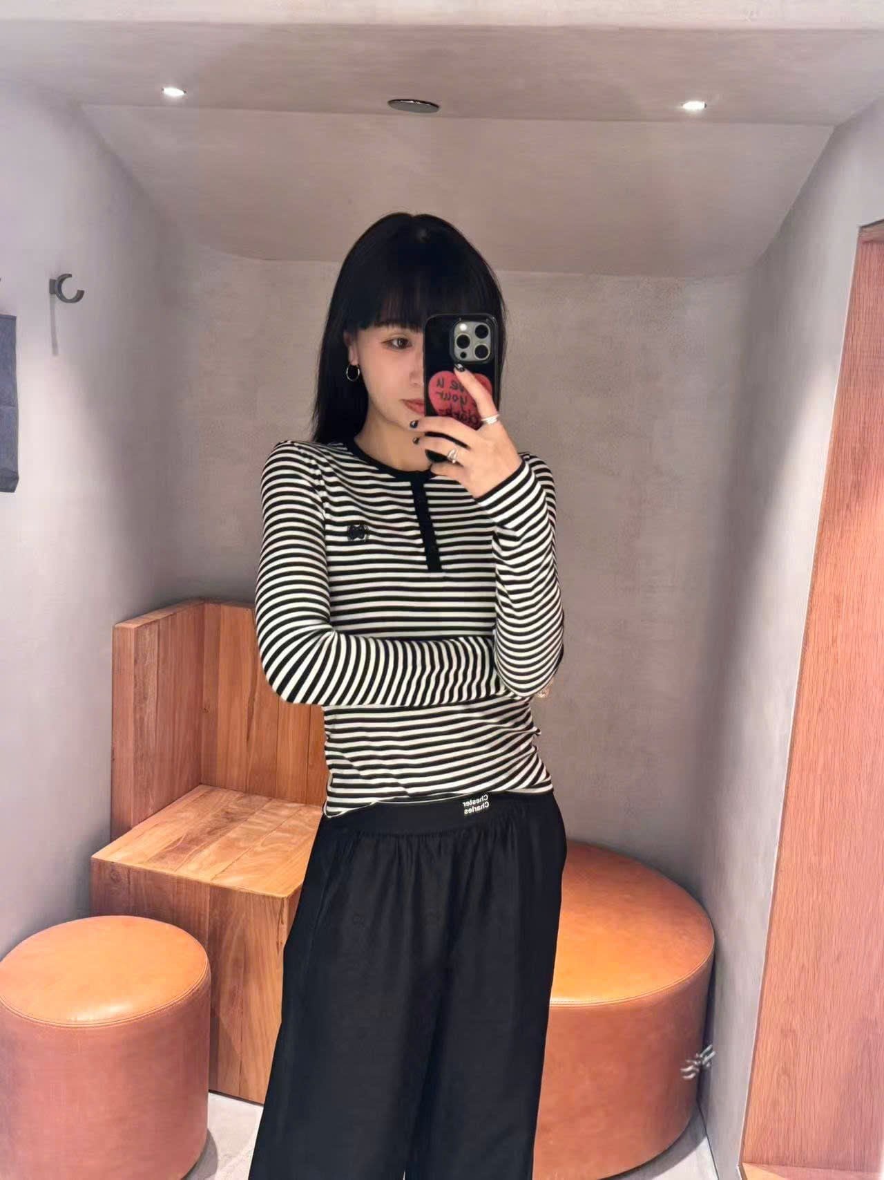  Áo thun kẻ đen trắng cổ cài cúc -nơ đen nhỏ 