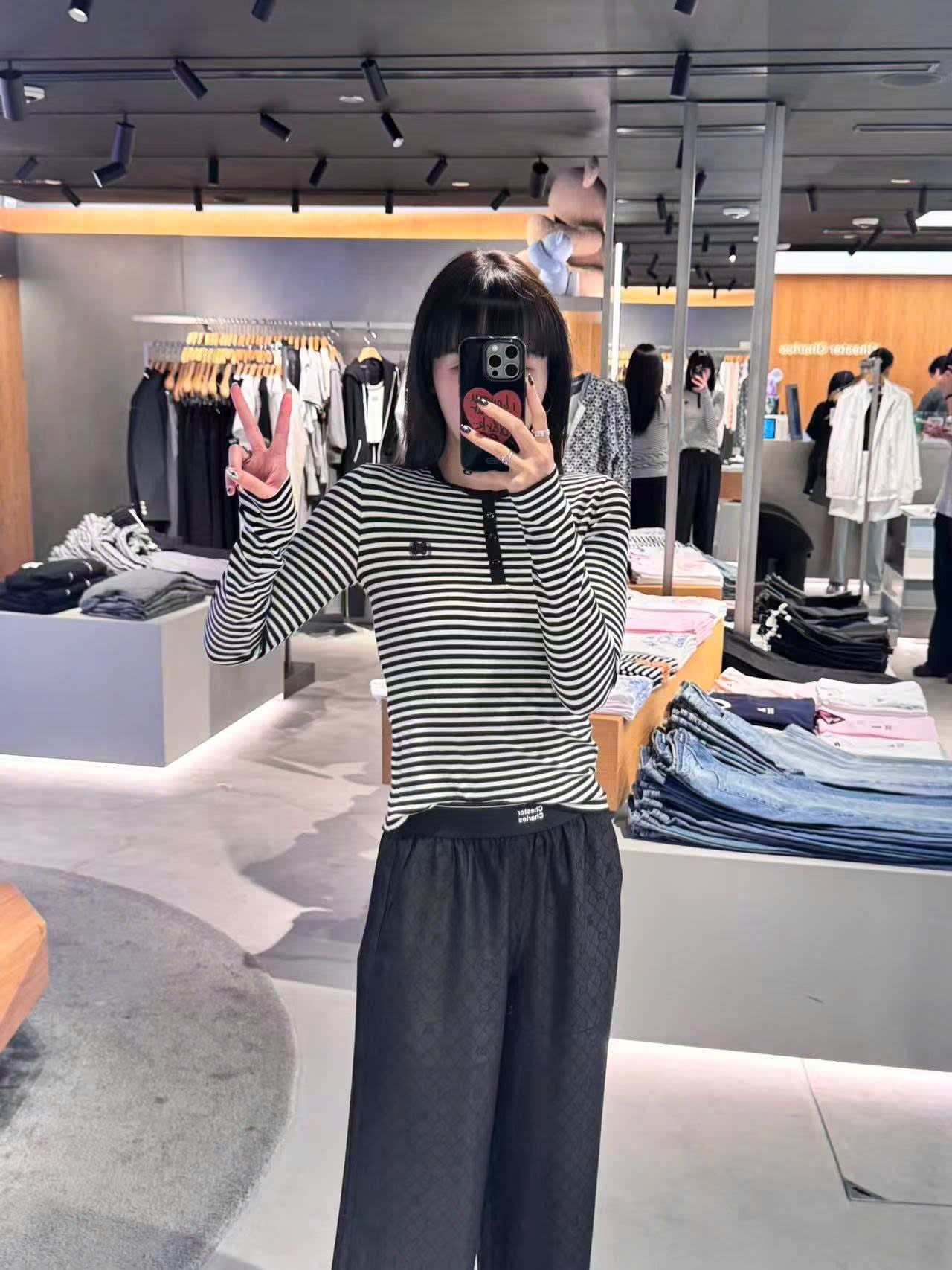  Áo thun kẻ đen trắng cổ cài cúc -nơ đen nhỏ 