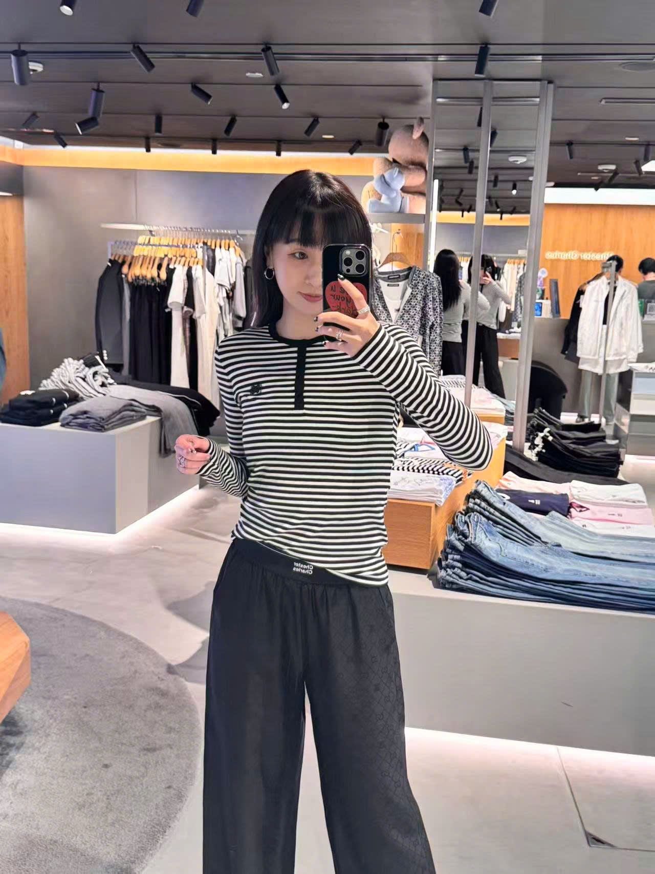  Áo thun kẻ đen trắng cổ cài cúc -nơ đen nhỏ 