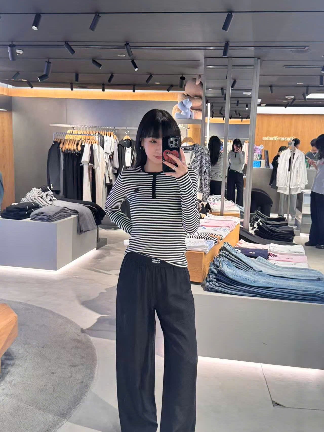  Áo thun kẻ đen trắng cổ cài cúc -nơ đen nhỏ 