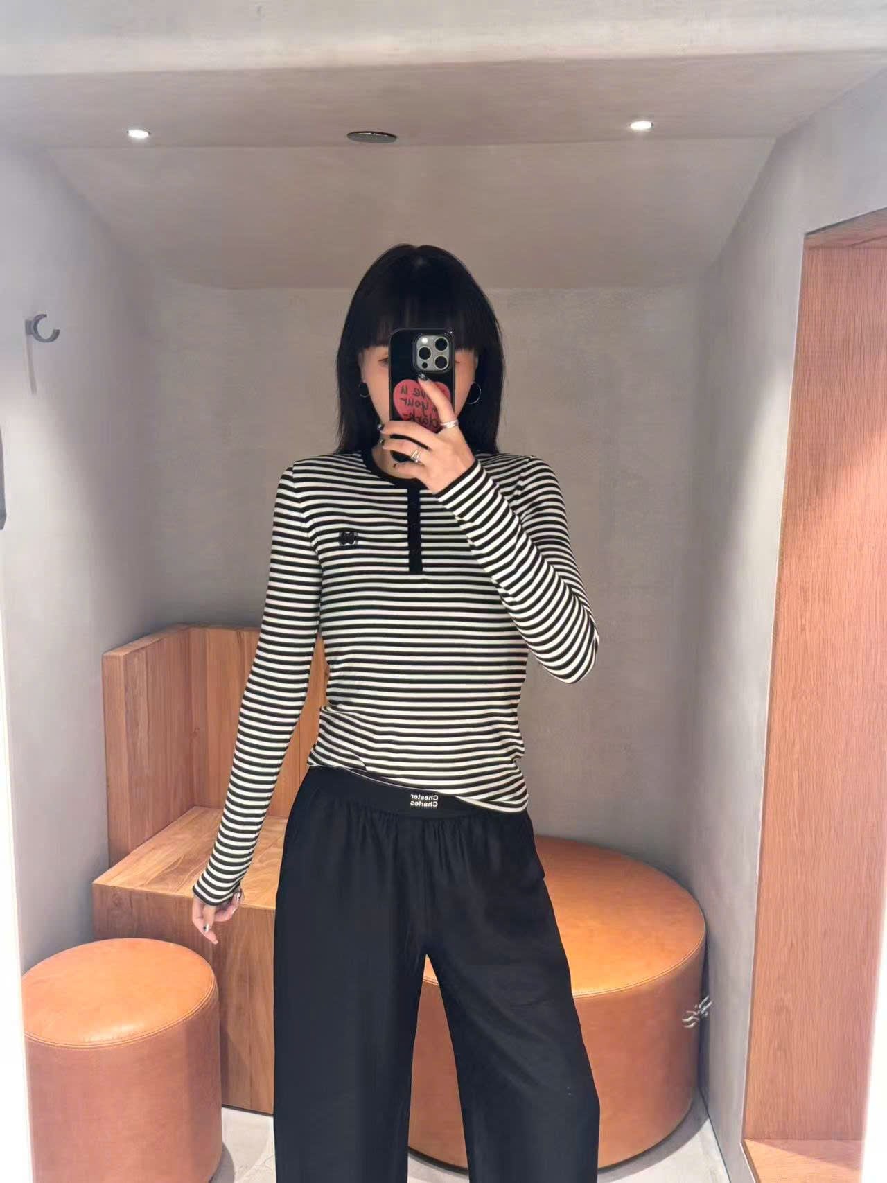  Áo thun kẻ đen trắng cổ cài cúc -nơ đen nhỏ 