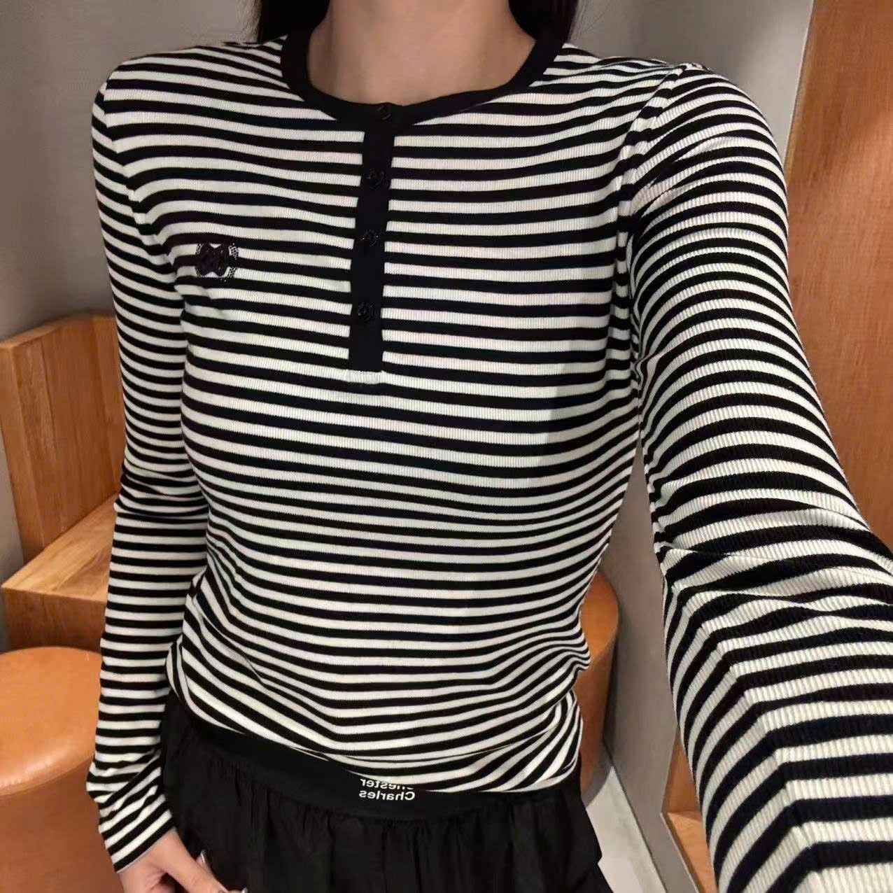  Áo thun kẻ đen trắng cổ cài cúc -nơ đen nhỏ 