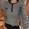 Áo thun kẻ đen trắng cổ cài cúc -nơ đen nhỏ 
