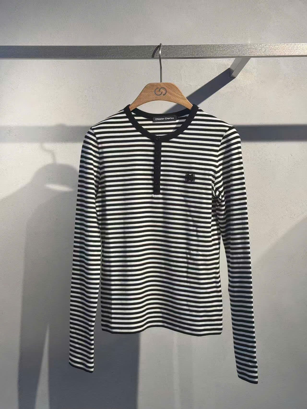  Áo thun kẻ đen trắng cổ cài cúc -nơ đen nhỏ 