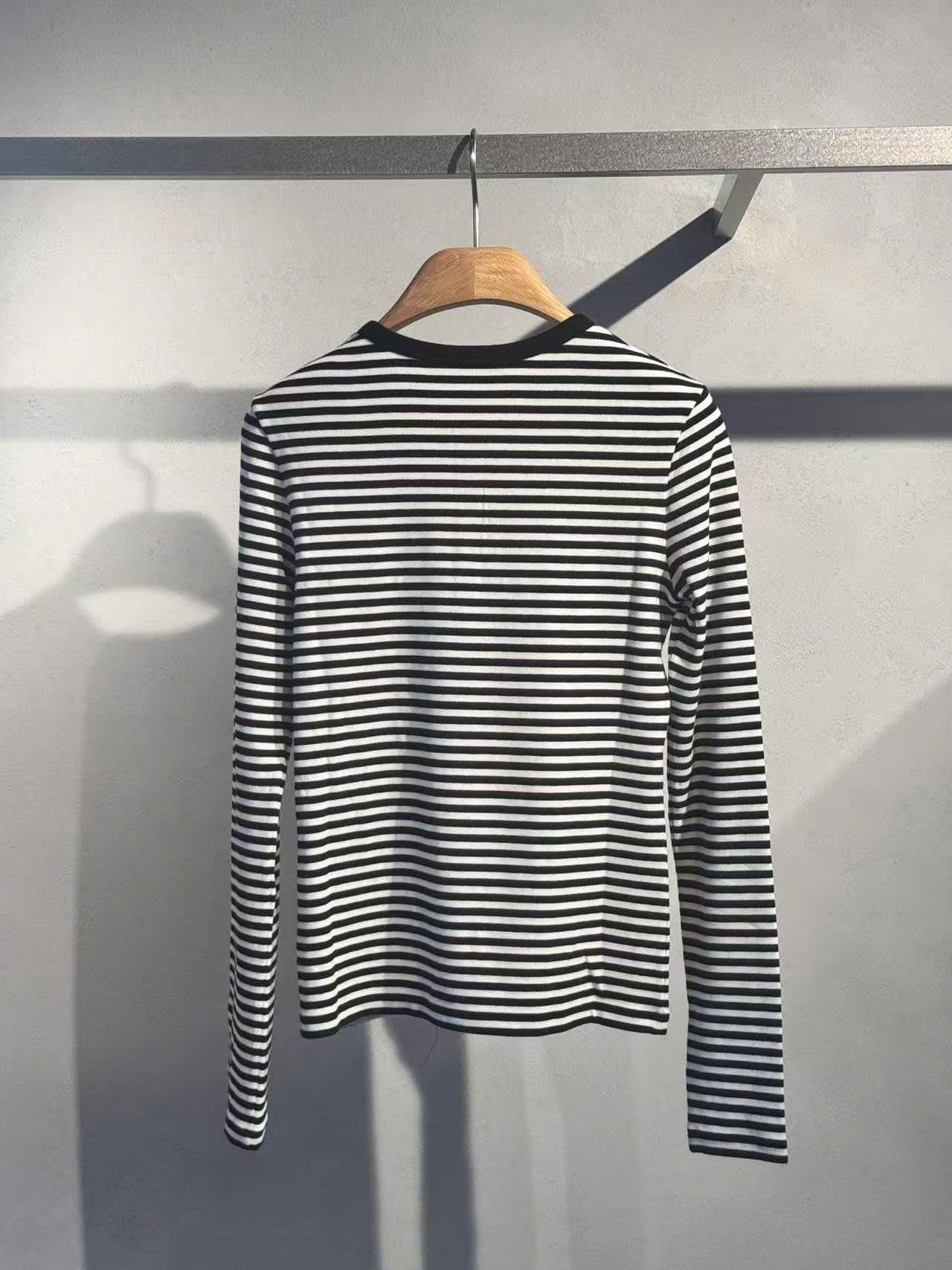  Áo thun kẻ đen trắng cổ cài cúc -nơ đen nhỏ 