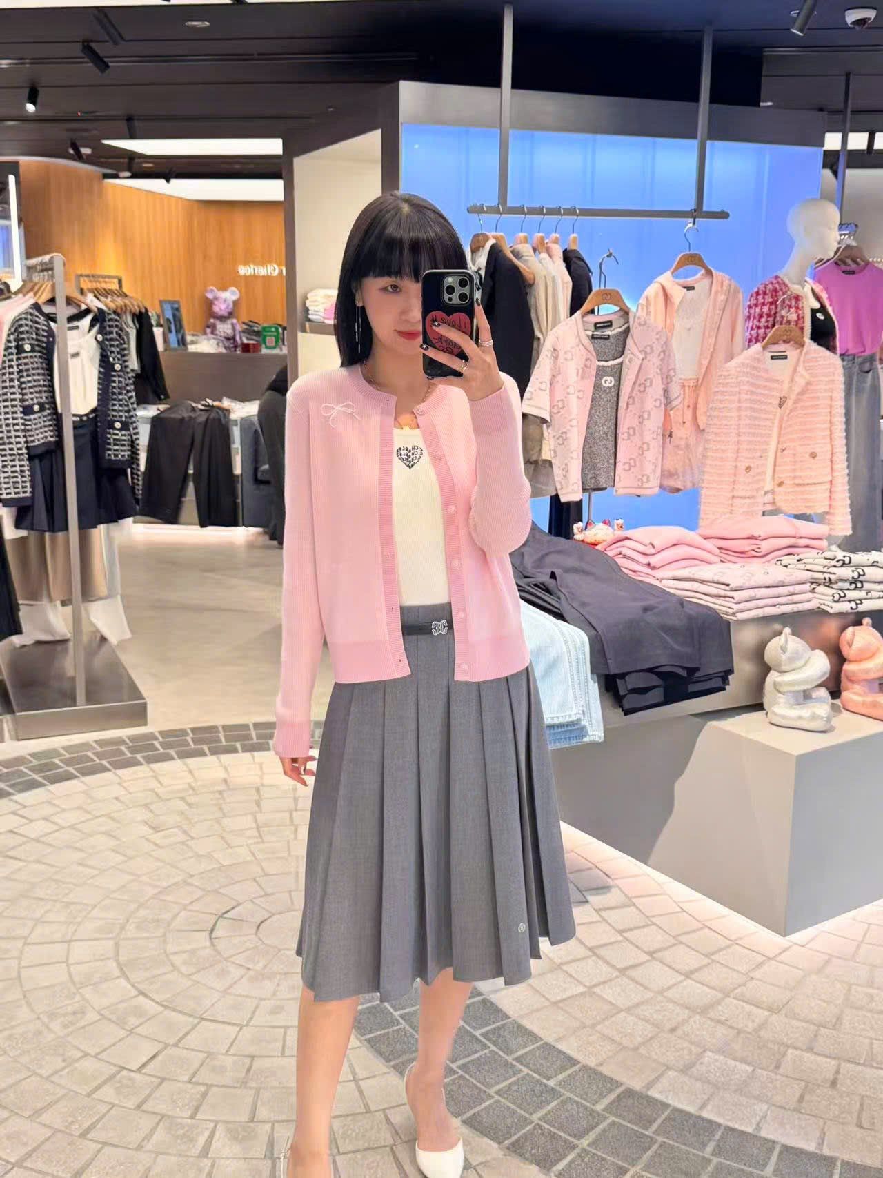  3.Chân váy xám - kèm belt da 