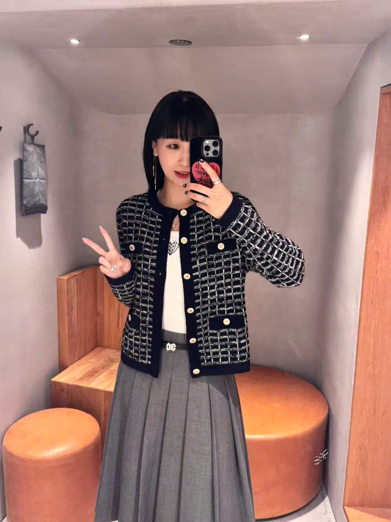  3.Chân váy xám - kèm belt da 