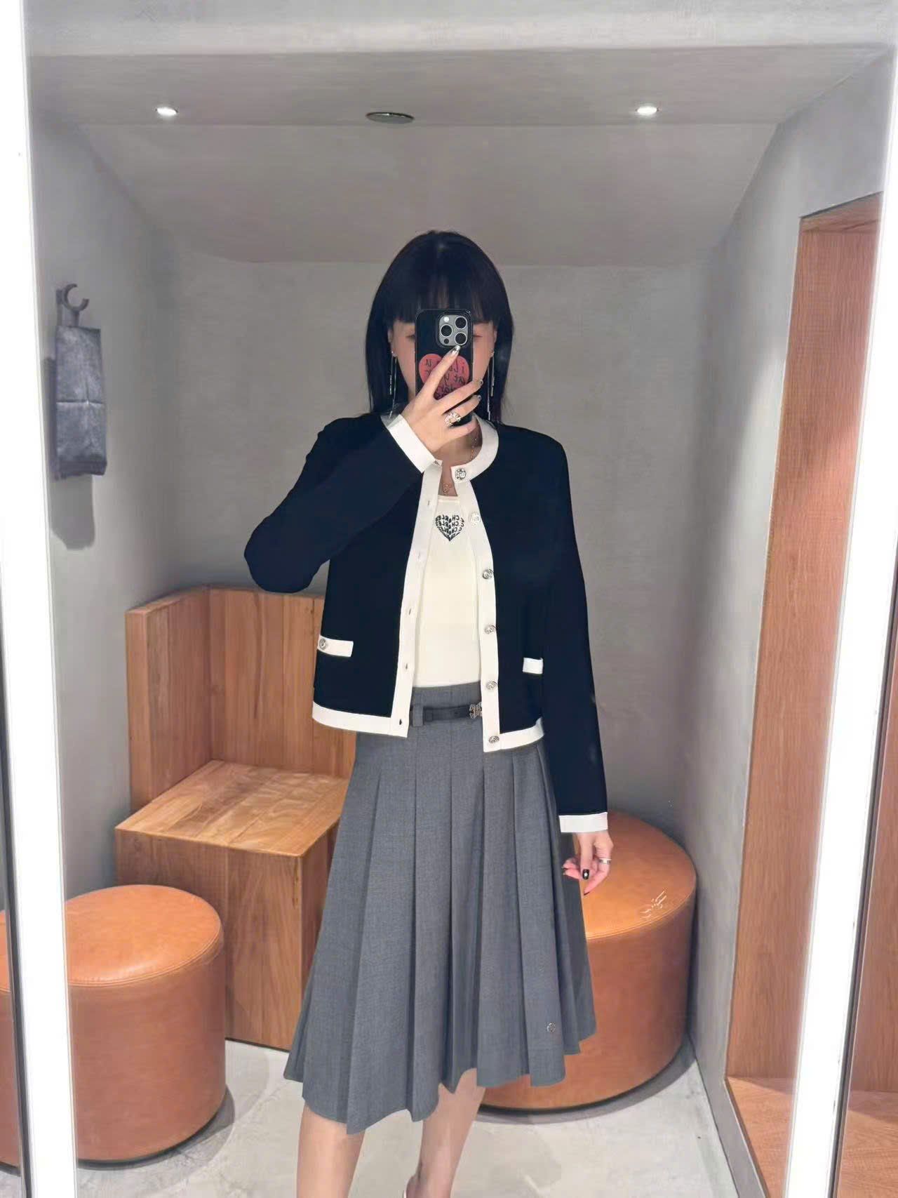  3.Chân váy xám - kèm belt da 