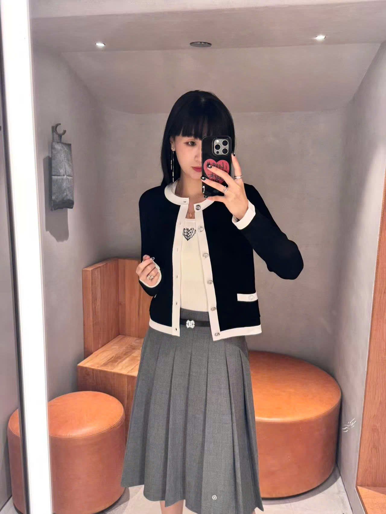  3.Chân váy xám - kèm belt da 