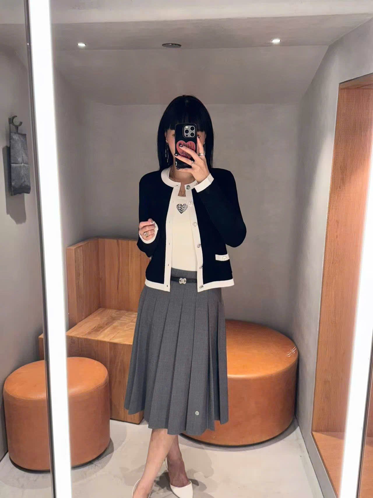  3.Chân váy xám - kèm belt da 