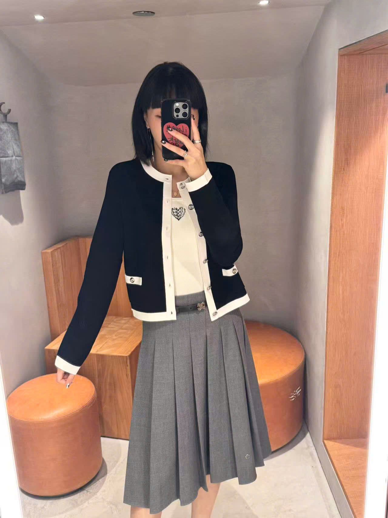  Áo CDG đen dài tay , viền trắng cúc đính đá 