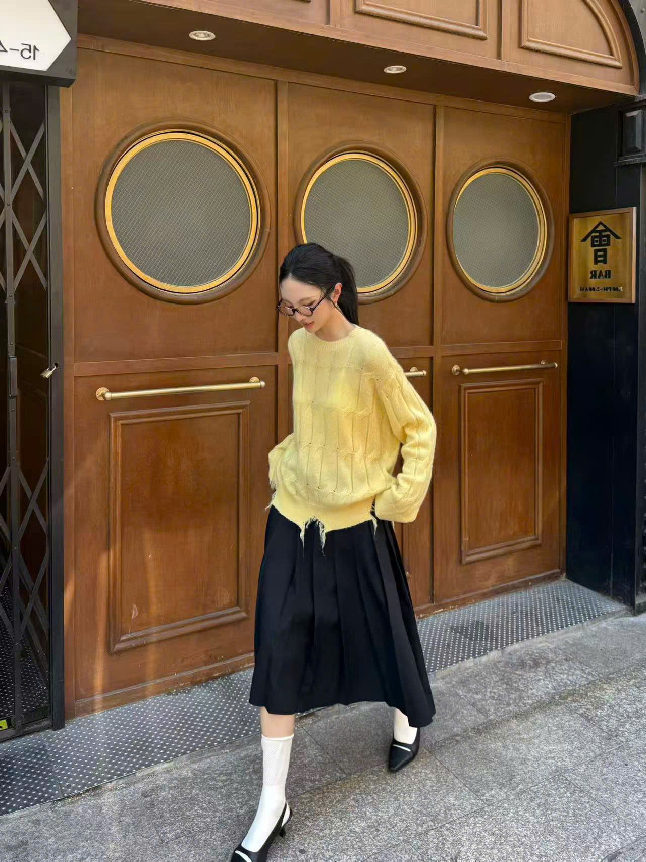  Áo len thừng vàng dài tay , rách gấu 