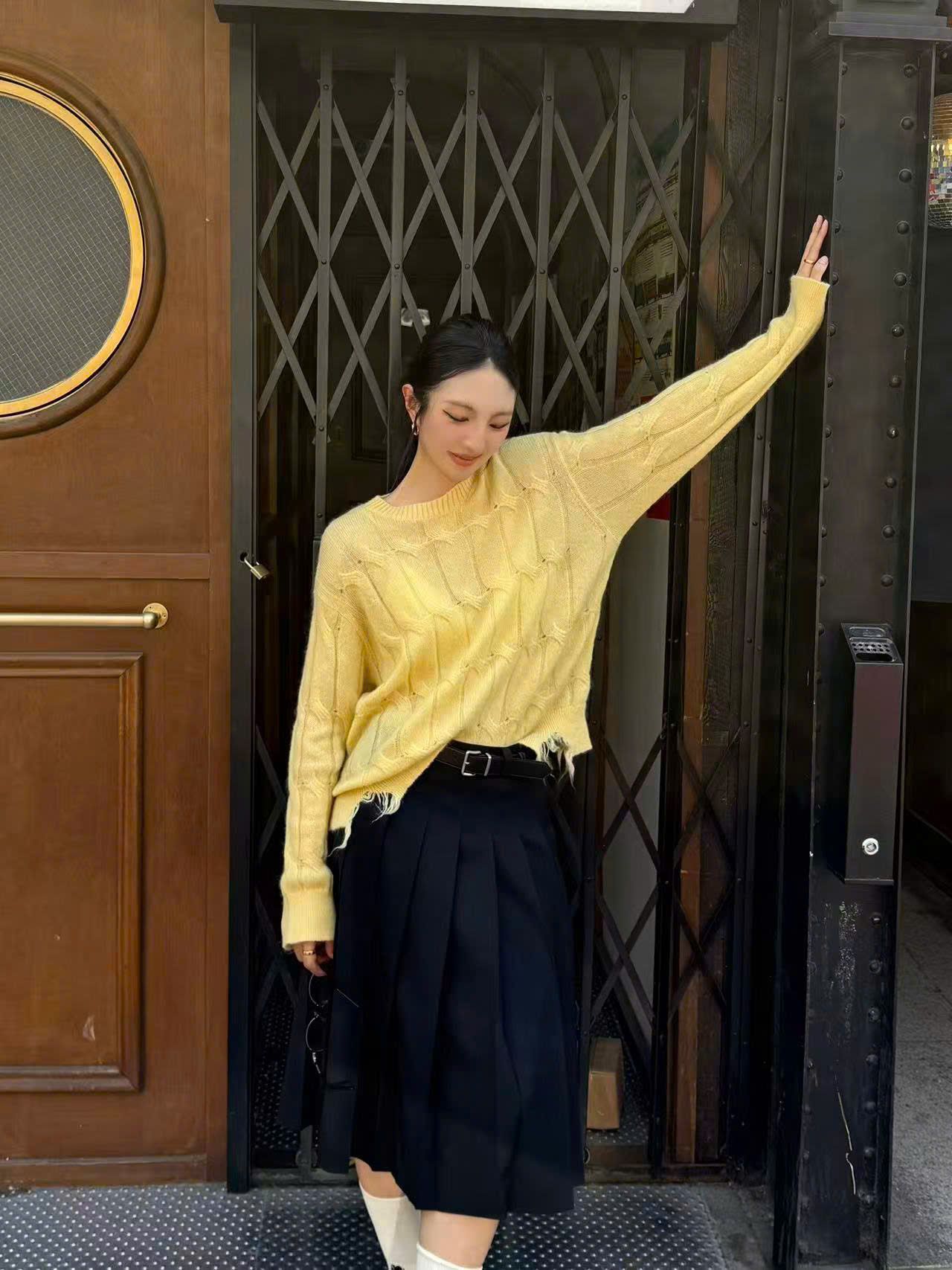  Áo len thừng vàng dài tay , rách gấu 