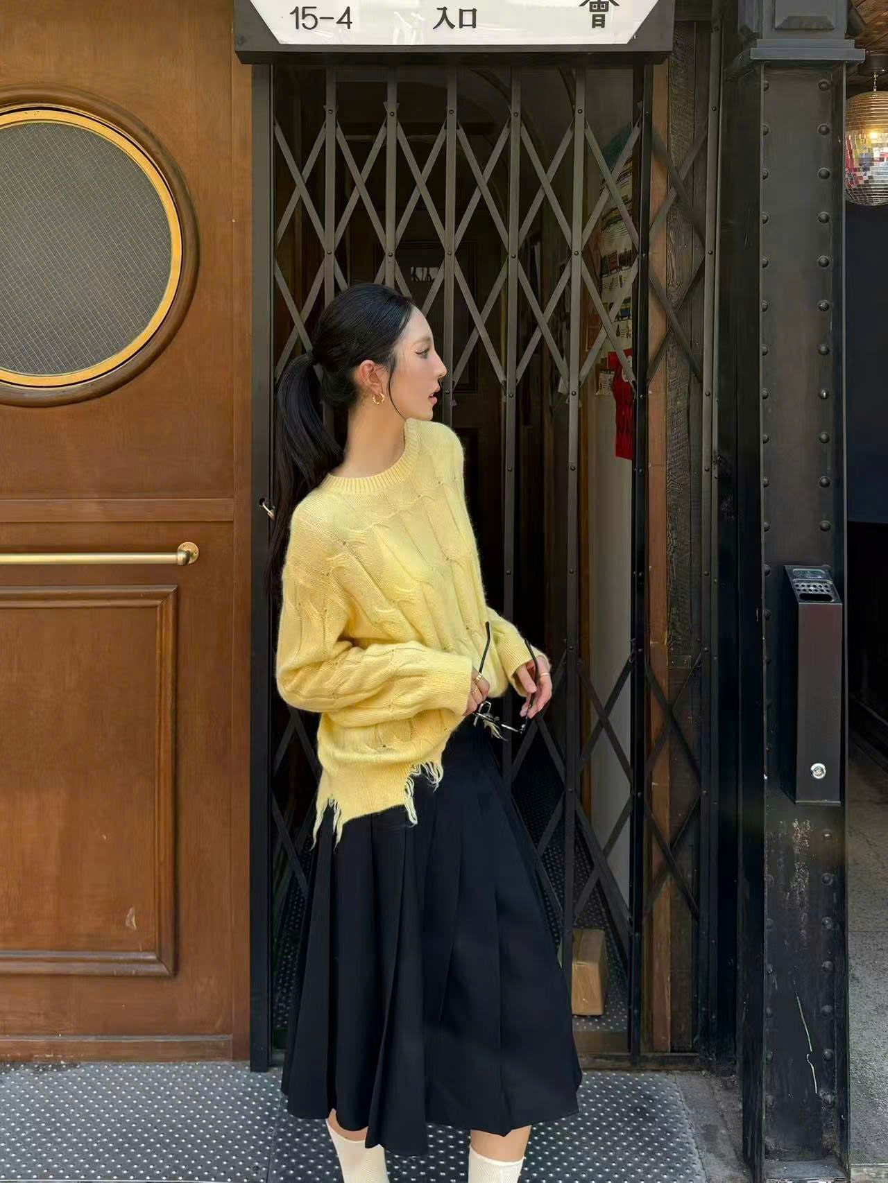  Áo len thừng vàng dài tay , rách gấu 