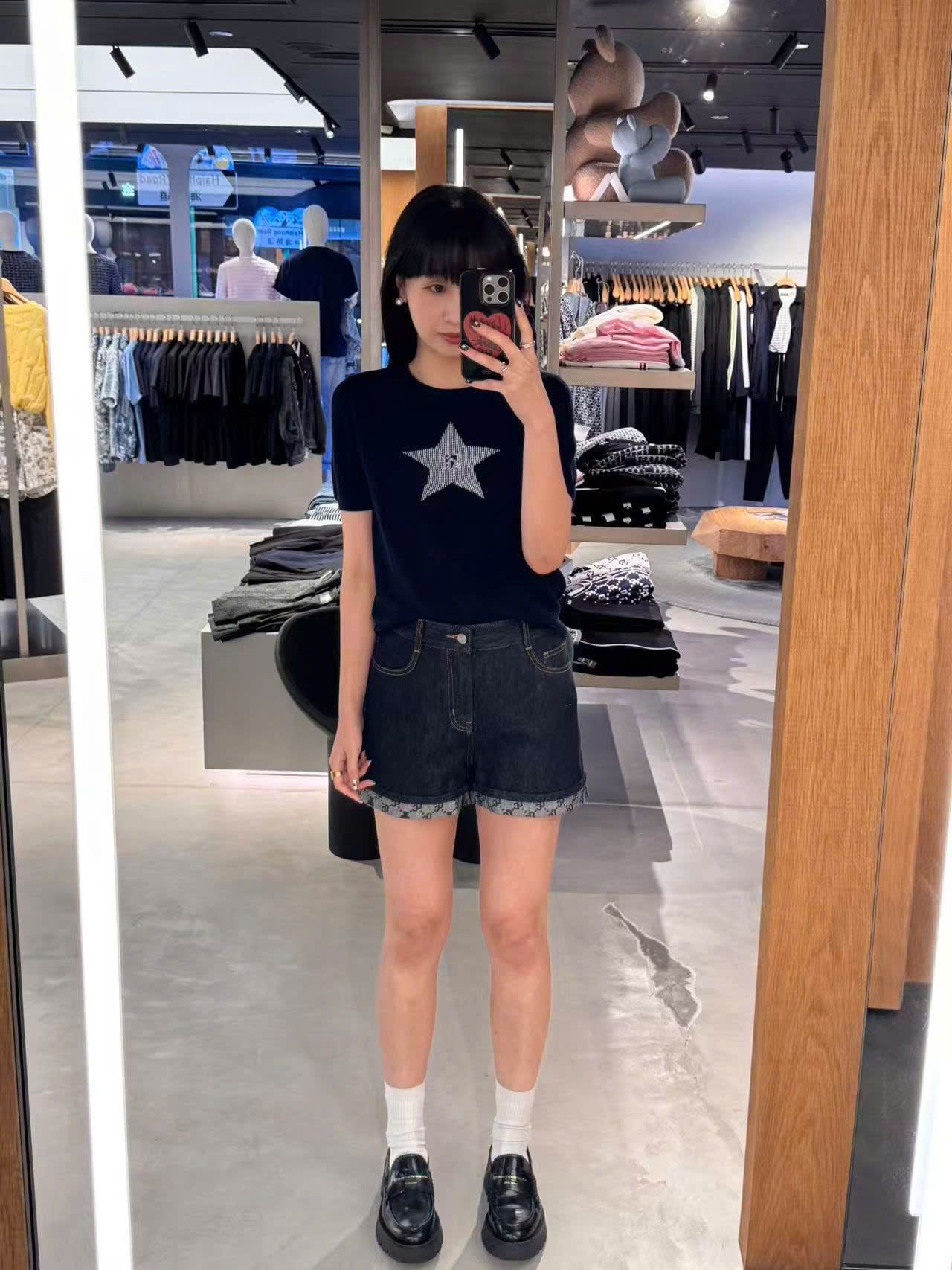  1.Áo navy ngắn tay, ngôi sao lớn đính đá ngực 