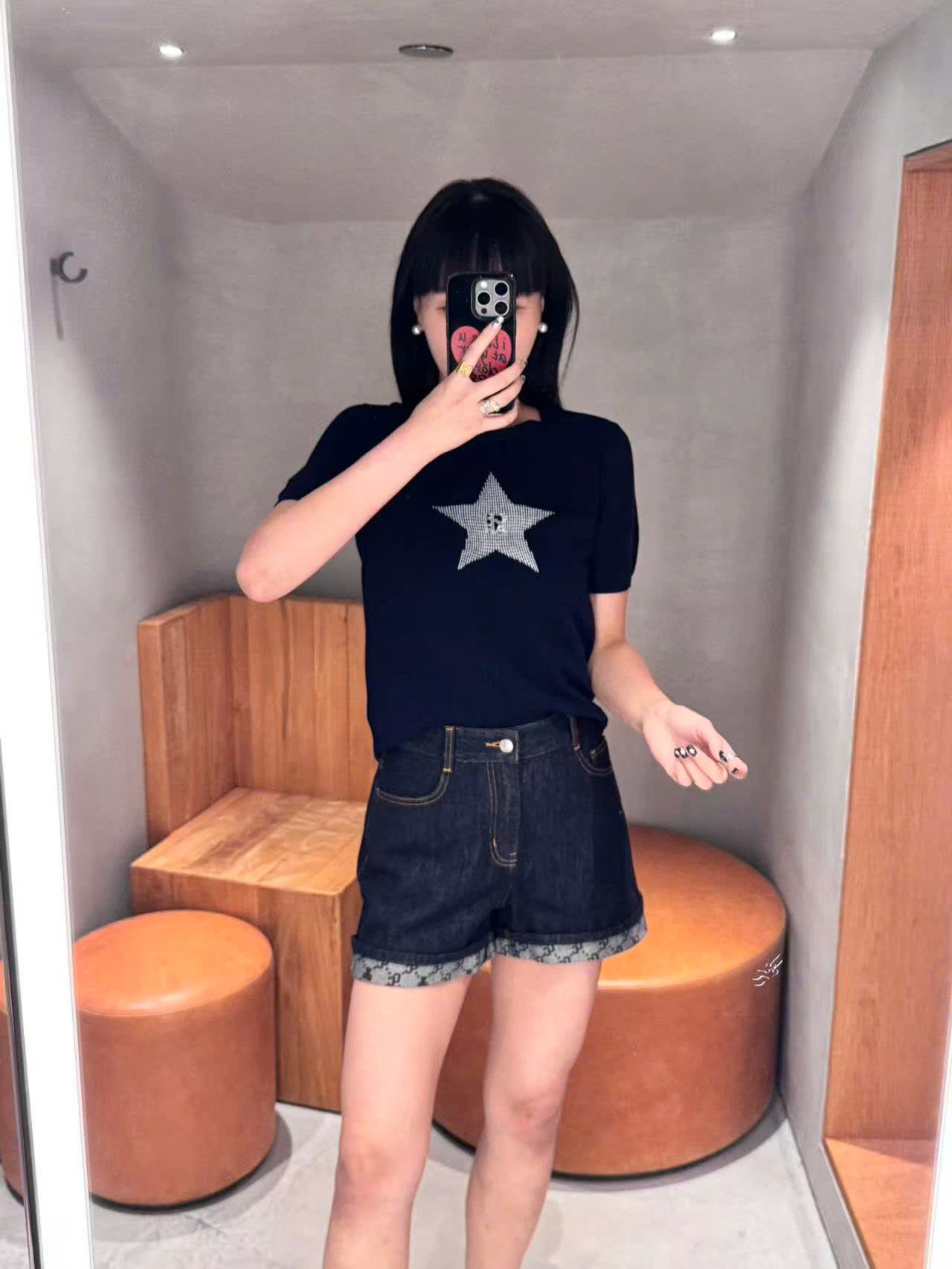  5.Quần sooc Jean xanh gấp gấu Logo 