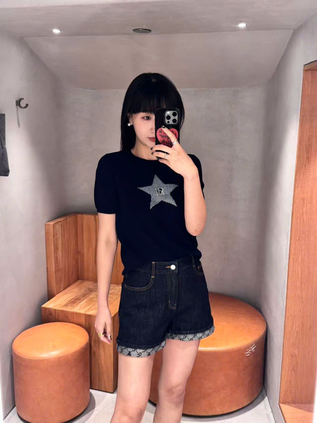  1.Áo navy ngắn tay, ngôi sao lớn đính đá ngực 