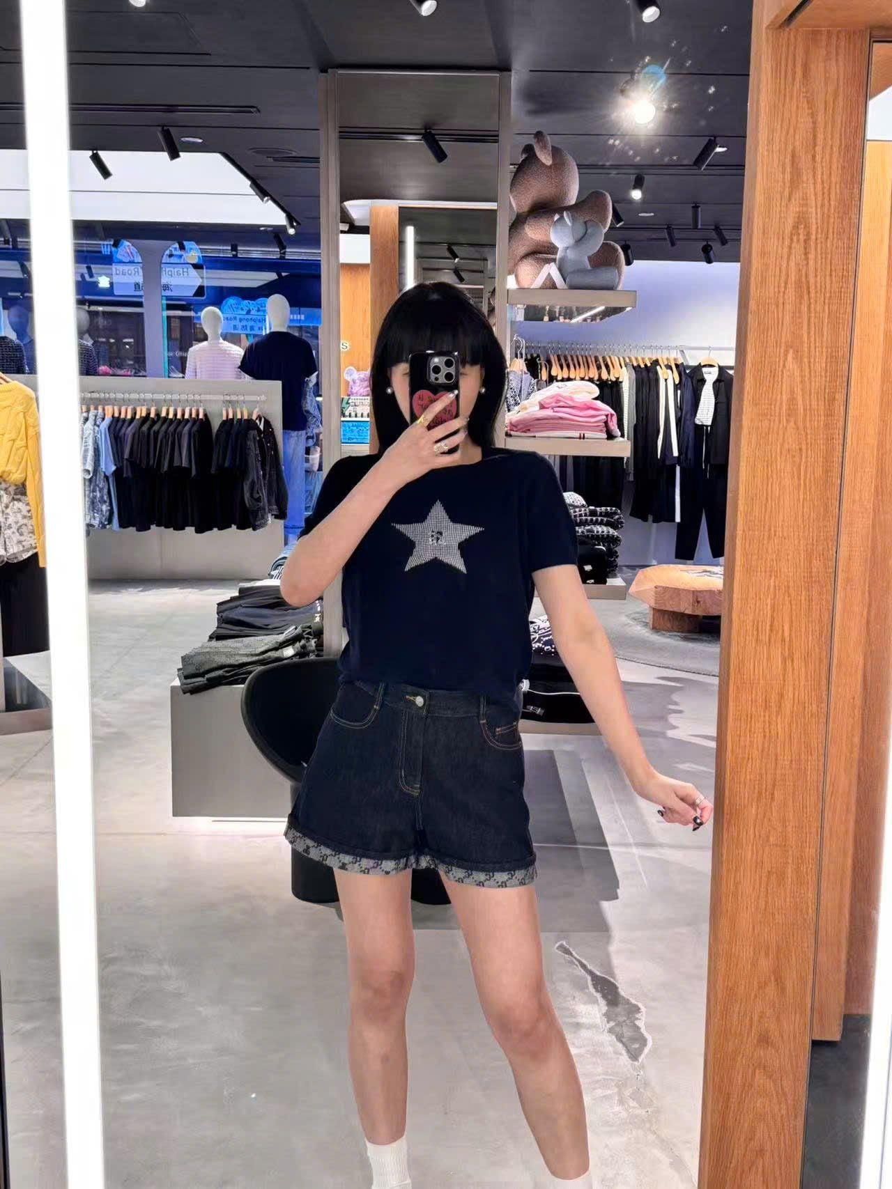  1.Áo navy ngắn tay, ngôi sao lớn đính đá ngực 