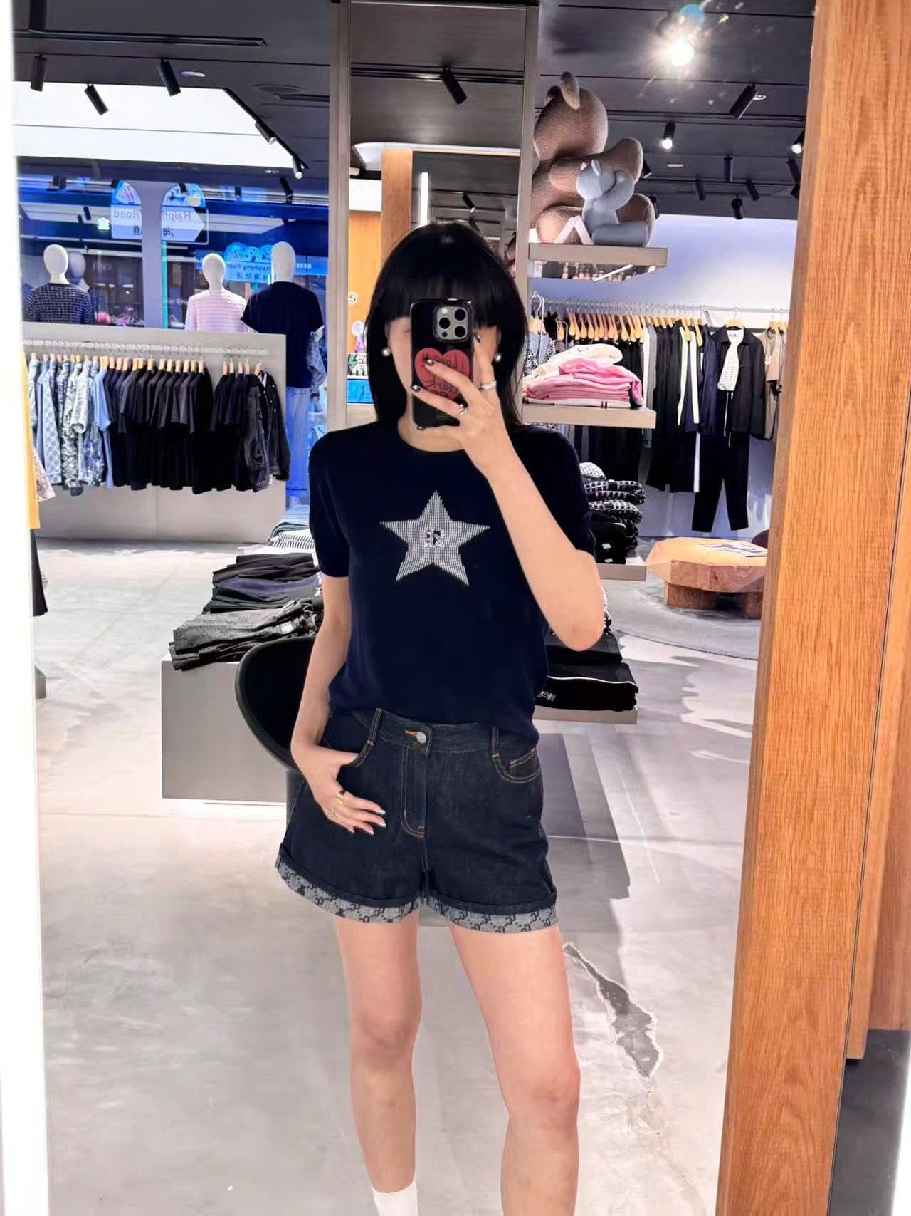  1.Áo navy ngắn tay, ngôi sao lớn đính đá ngực 