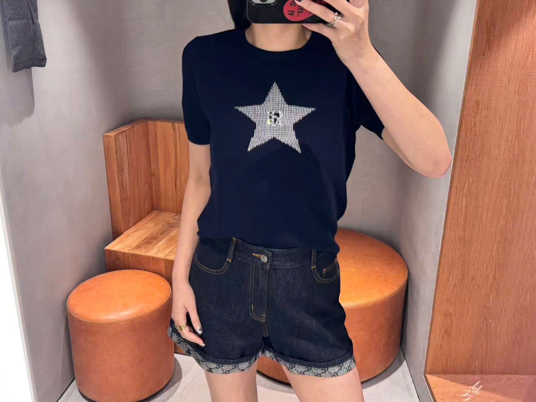  1.Áo navy ngắn tay, ngôi sao lớn đính đá ngực 