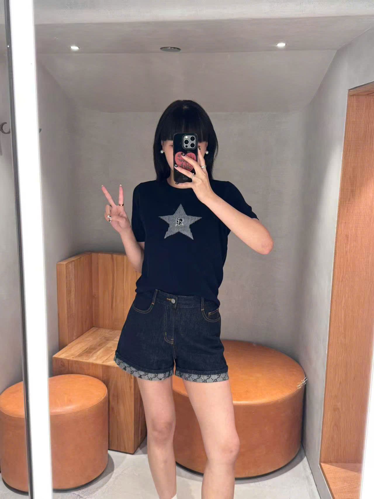  1.Áo navy ngắn tay, ngôi sao lớn đính đá ngực 