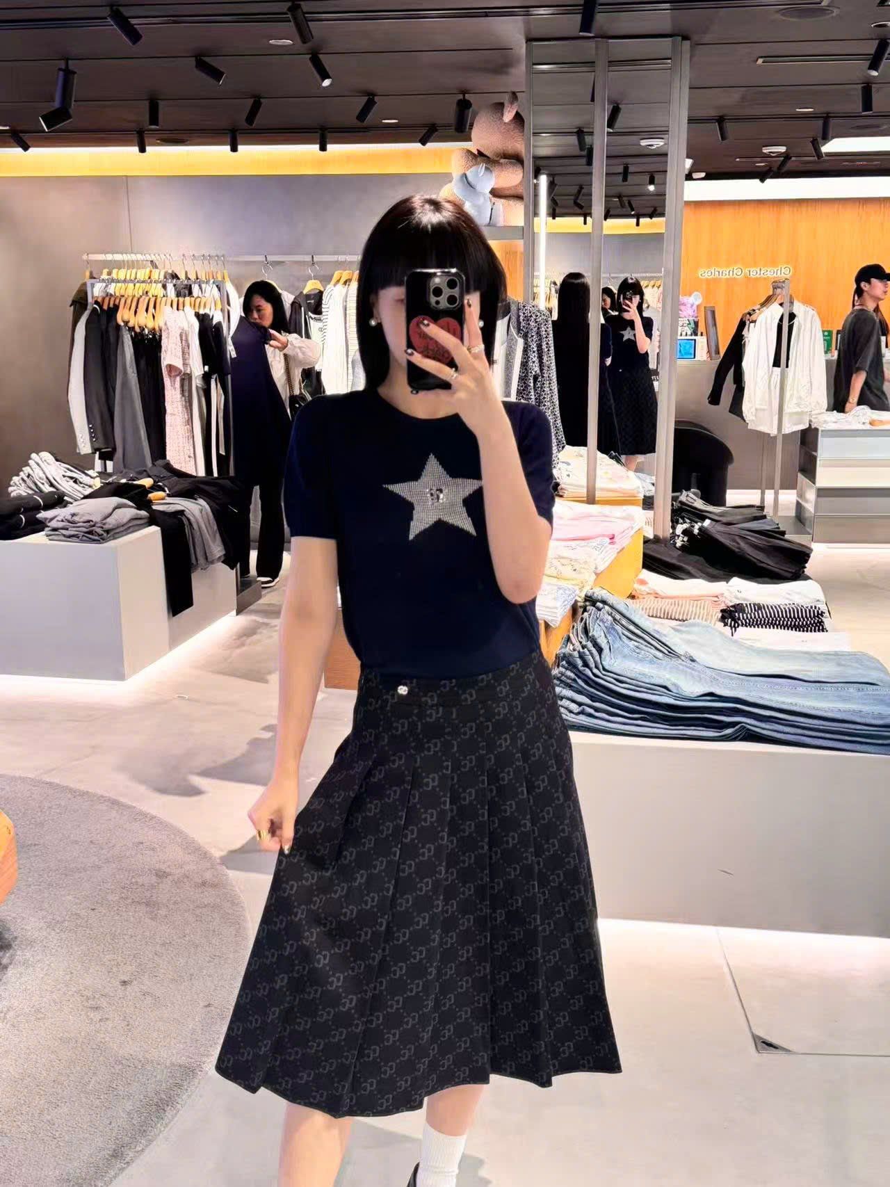  1.Áo navy ngắn tay, ngôi sao lớn đính đá ngực 