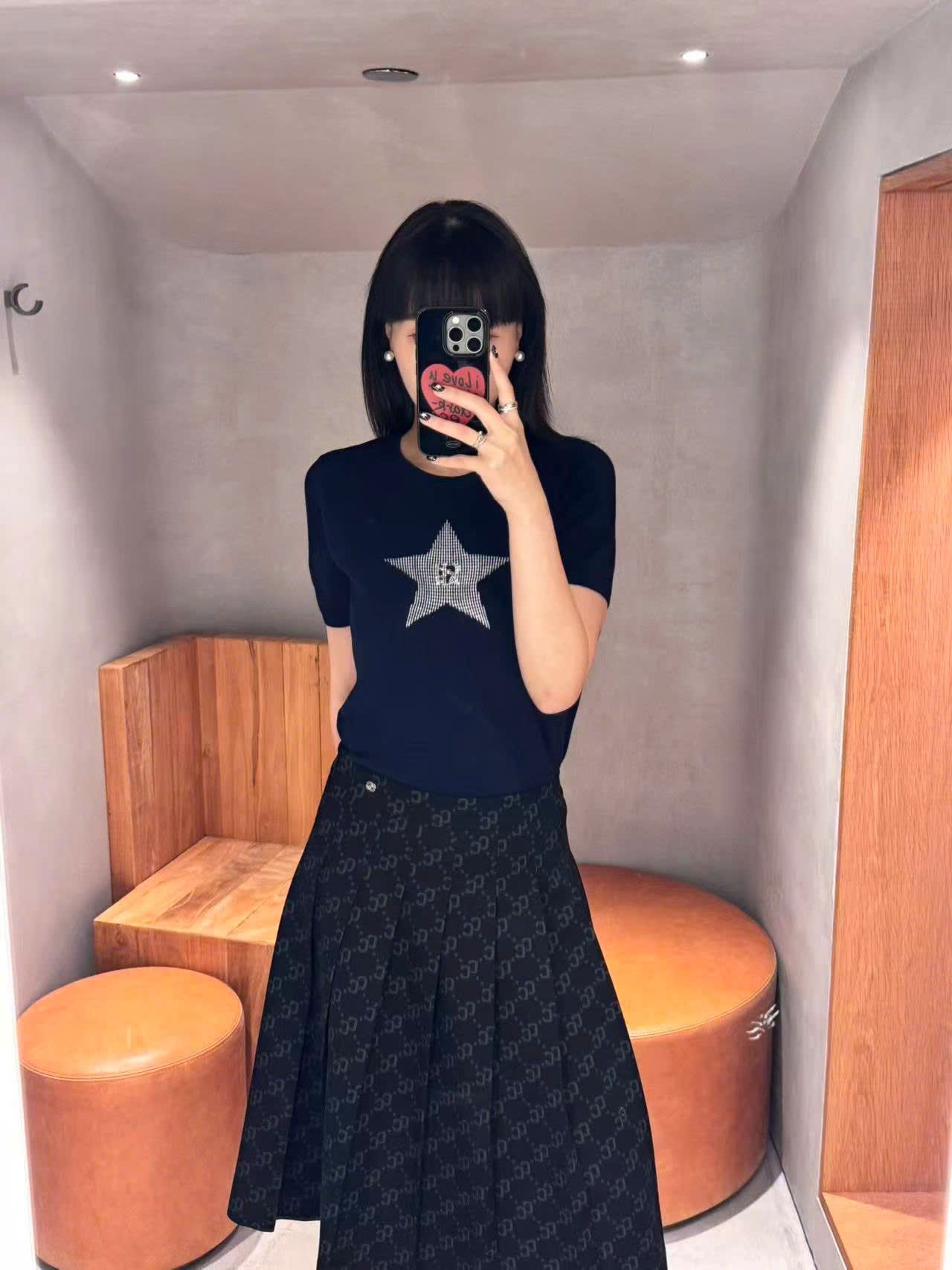  1.Áo navy ngắn tay, ngôi sao lớn đính đá ngực 