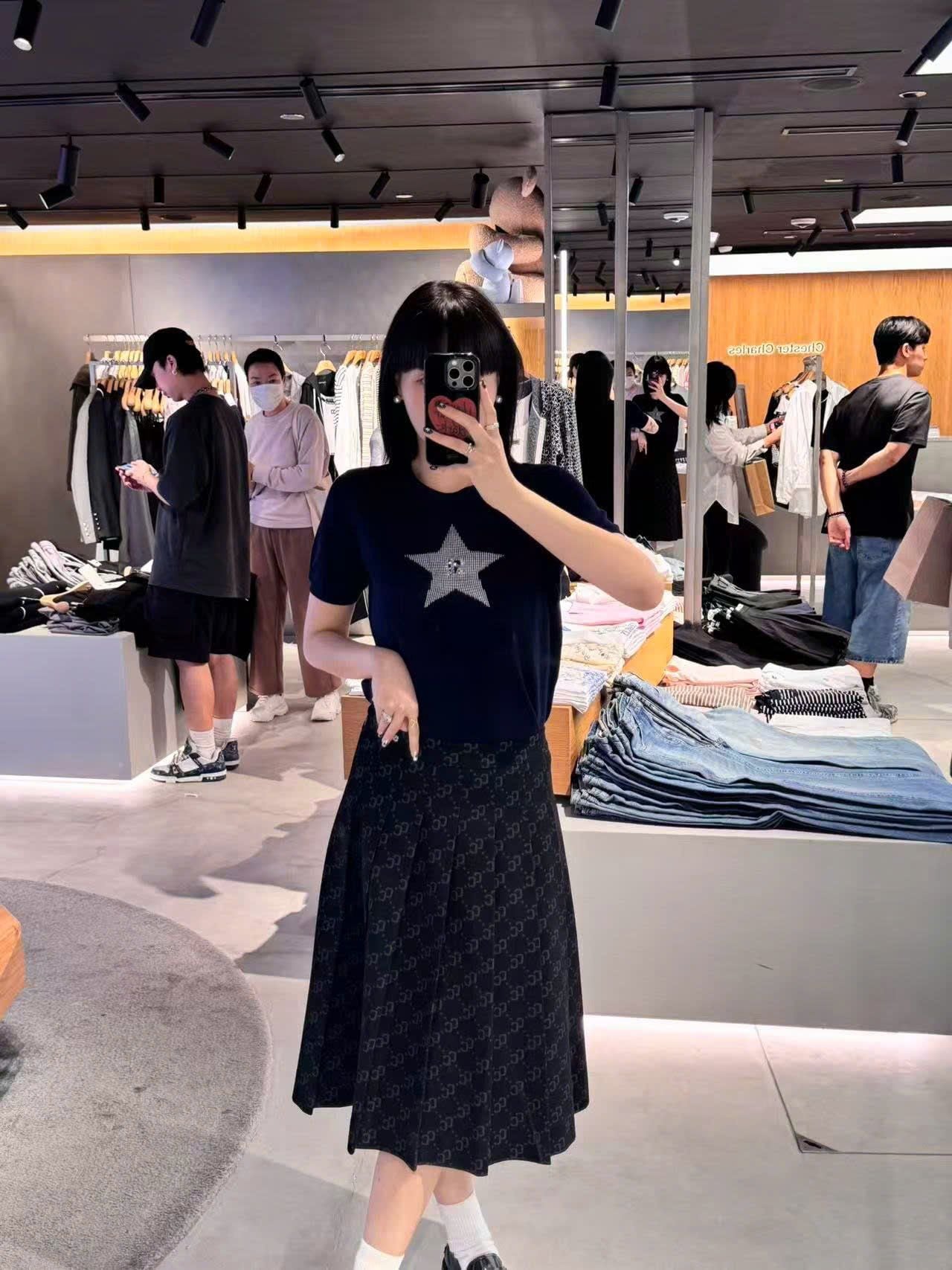  1.Áo navy ngắn tay, ngôi sao lớn đính đá ngực 